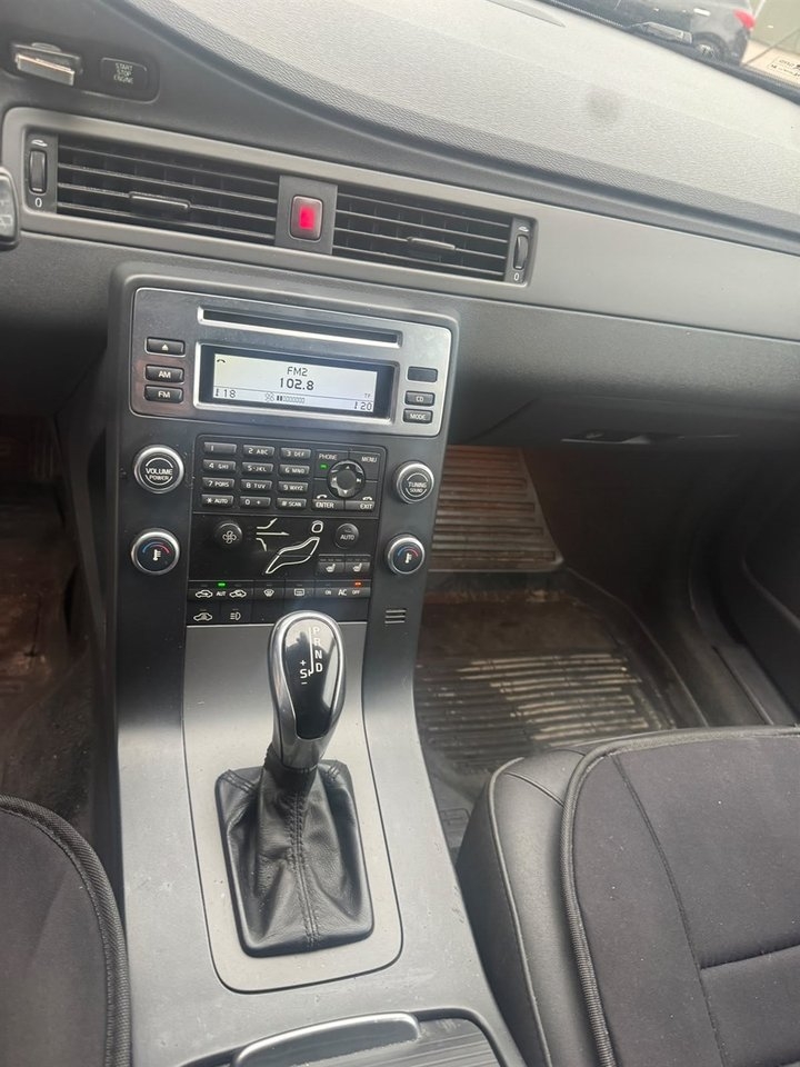 Volvo V70 D5 Kinetic 2008, kuva 4/9