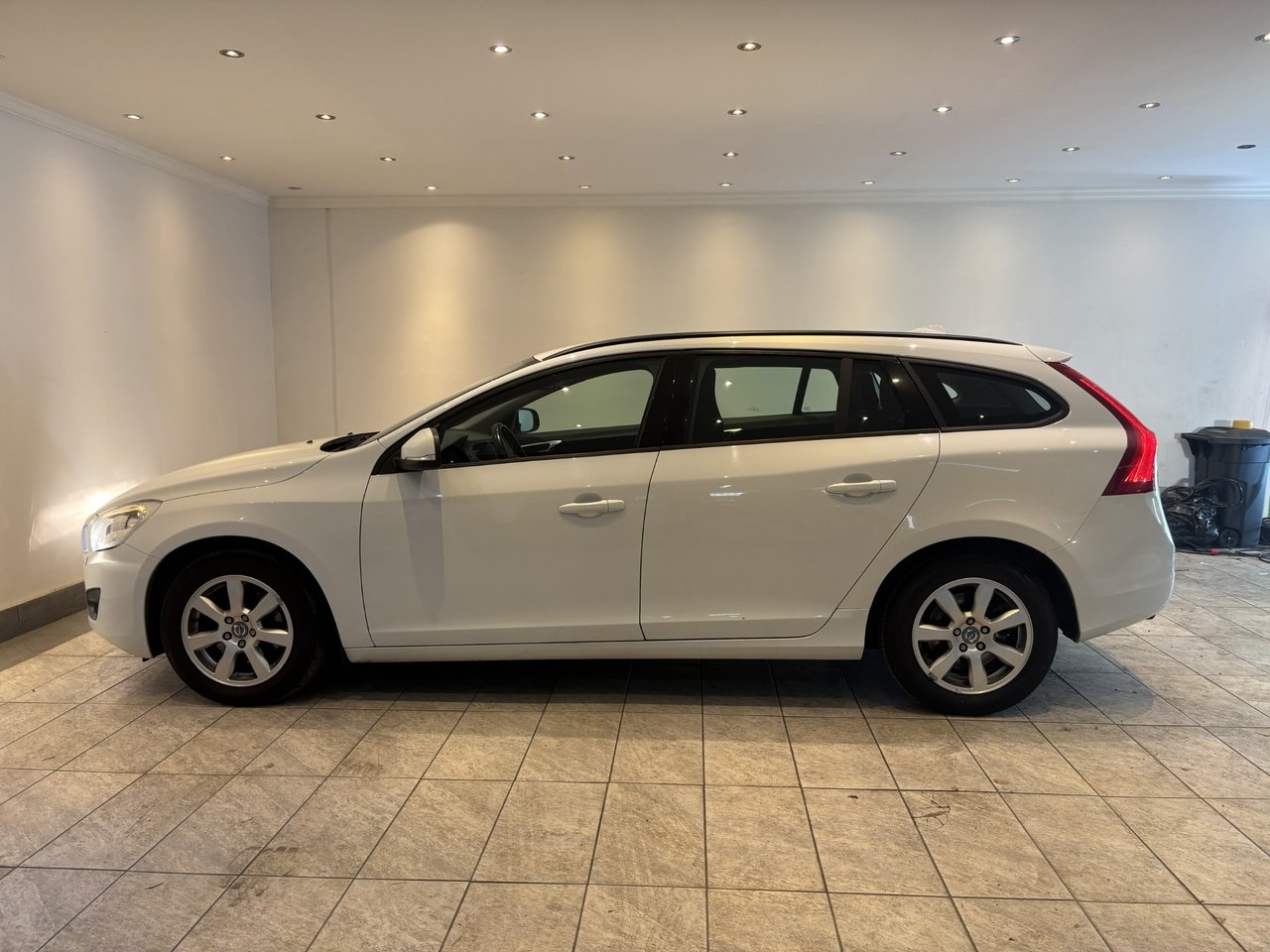 Volvo V60 T3 Momentum 2013, bild 2/10