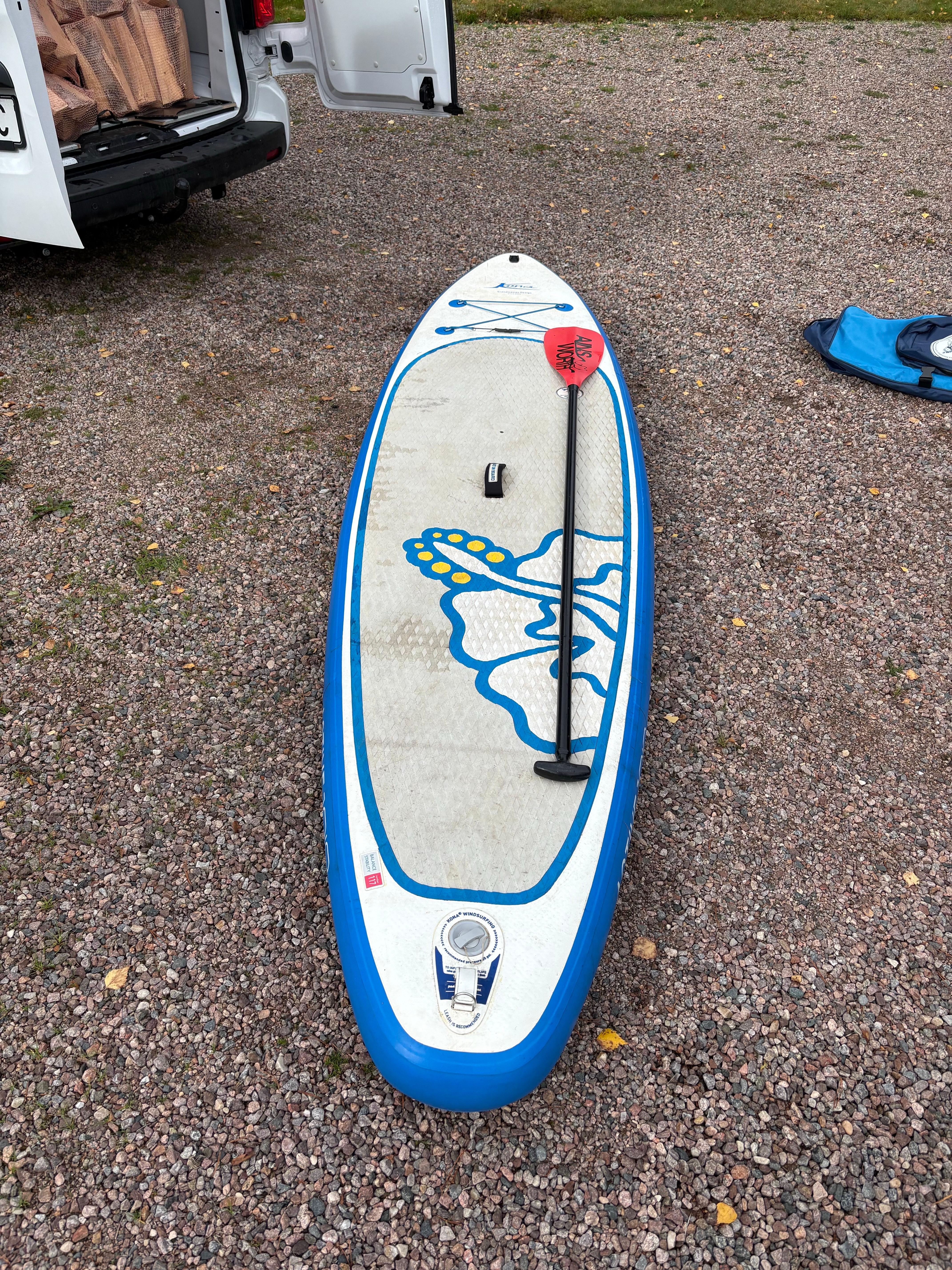 SUP-bräda blå/vit med paddel
