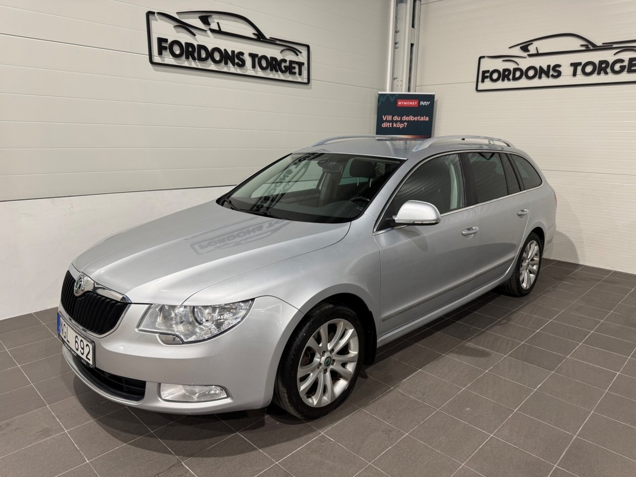 Skoda Superb 2.0 TDI Ambition 2013, kuva 2/10