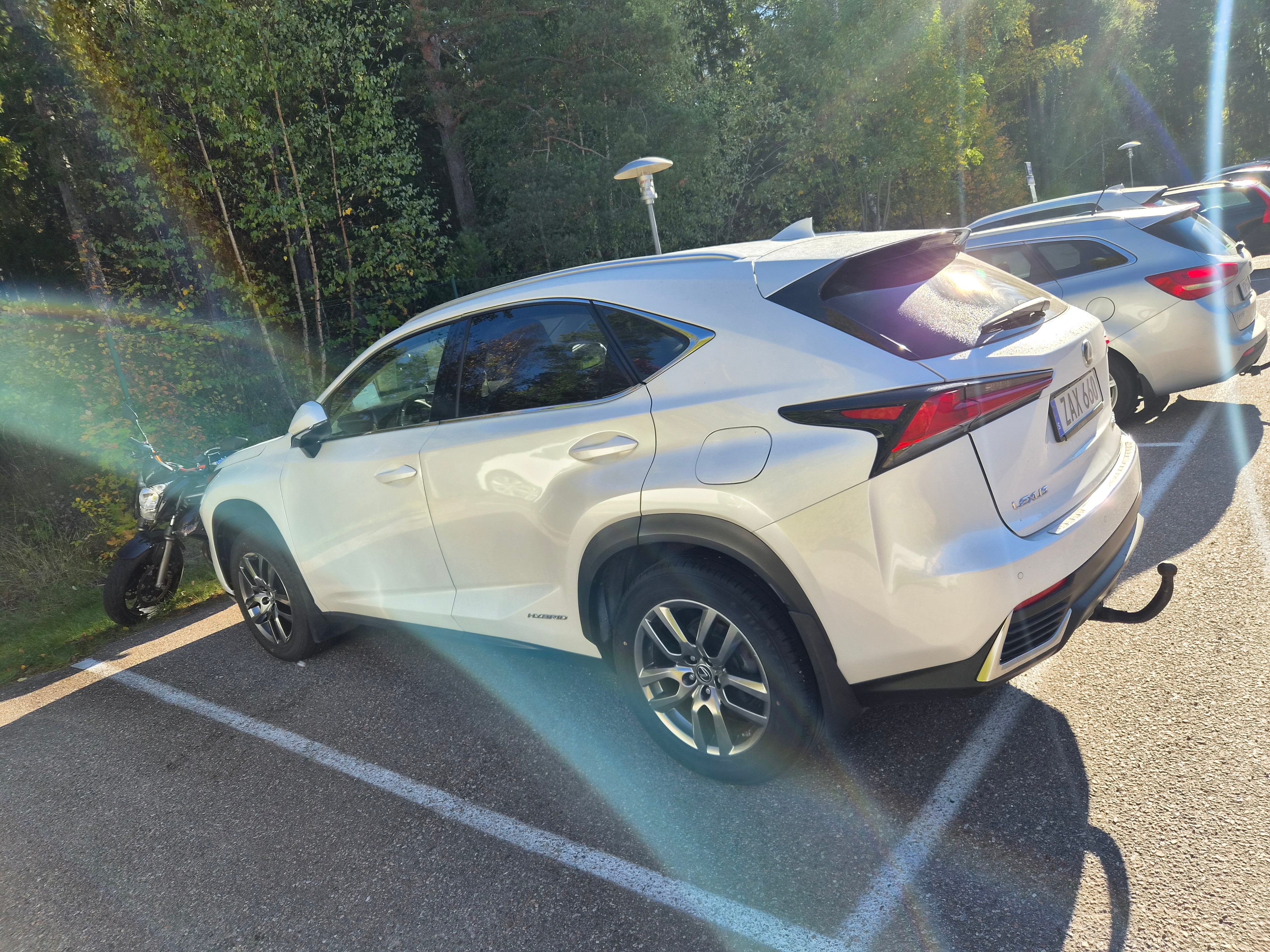 Lexus NX 300h AWD 2.5 AWD E-CVT 2018, bild 2/10