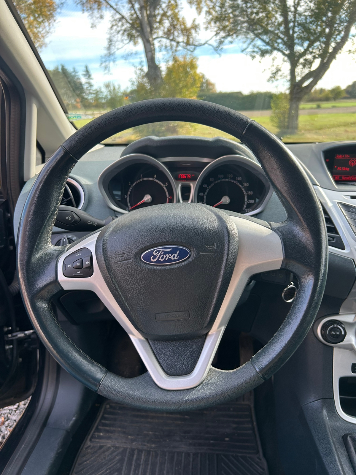 Ford Fiesta 2011, bild 2/3