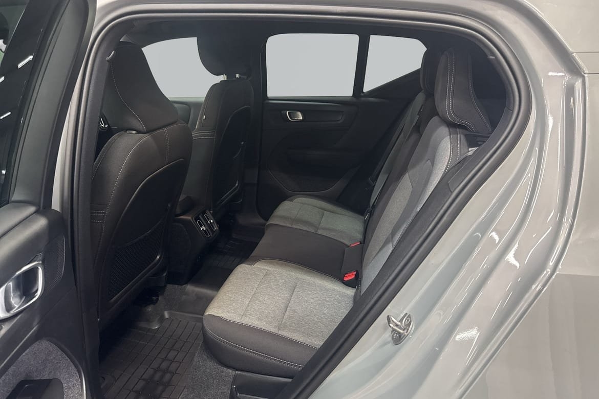 Volvo XC40 B3 FWD Bensin Plus Dark 2025, bild 7/10