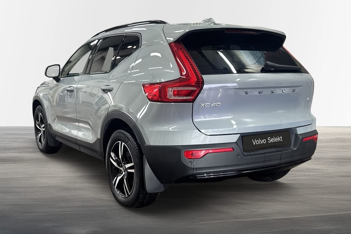 Volvo XC40 B3 FWD Bensin Plus Dark 2025, bild 2/10
