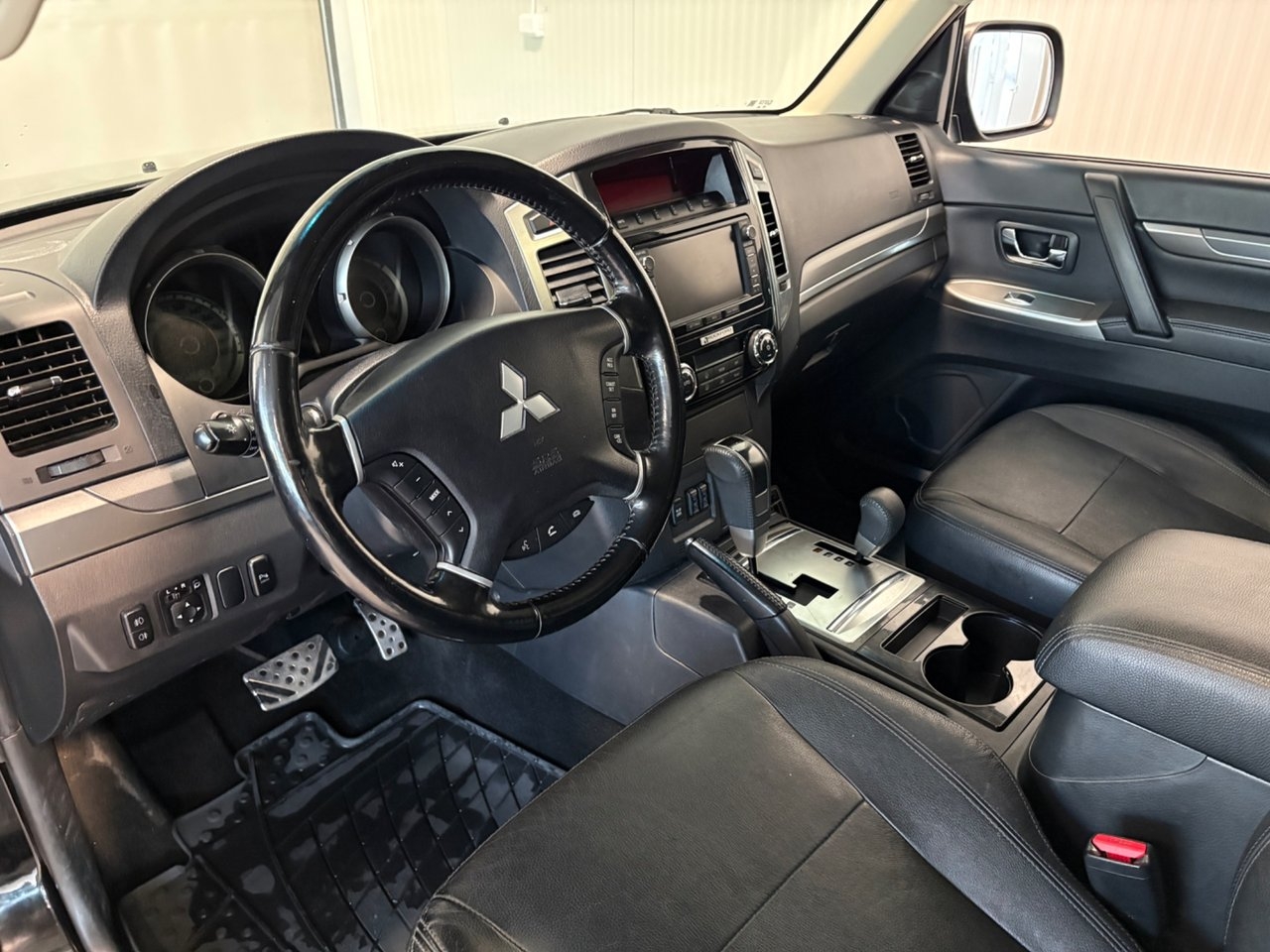 Mitsubishi Pajero 2015, bild 7/10