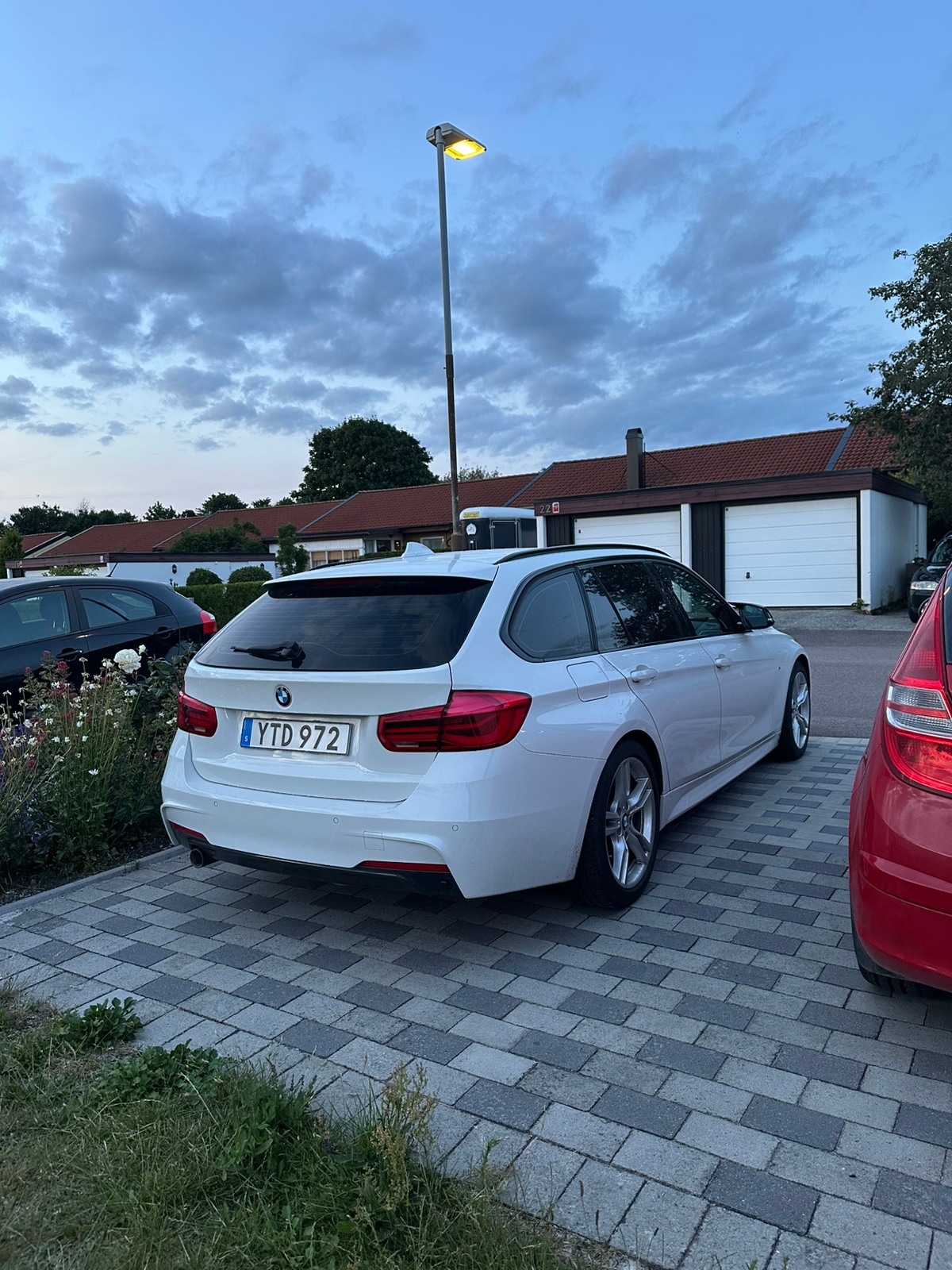 BMW 318 d Touring Steptronic M sport 2018, bild 2/4