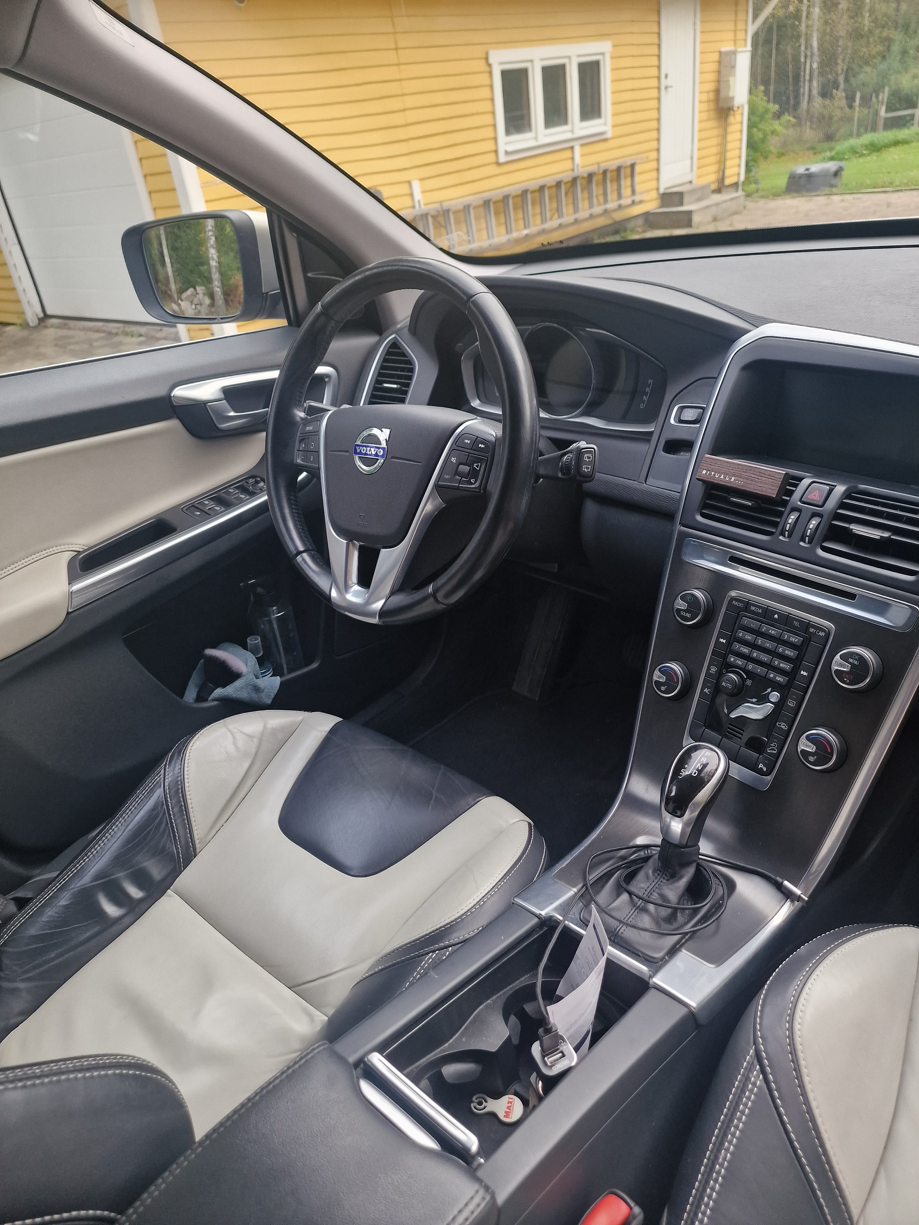 Volvo XC60 D5 AWD Geartronic 2014, bild 3/8