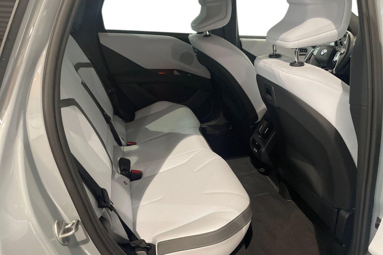 BMW iX3 50e xDrive 2026, bild 7/10
