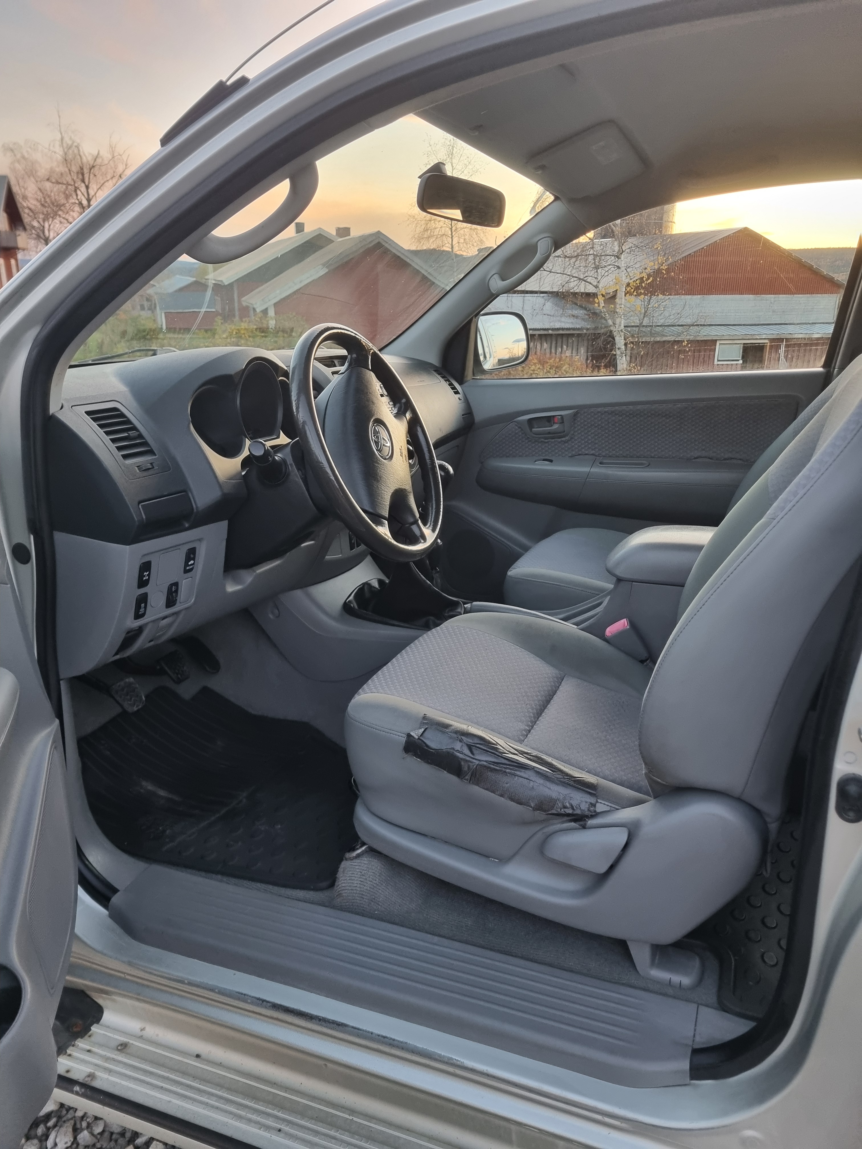 Toyota HiLux Extra Cab 2.5 4x4 Manuell 2007, bild 3/6