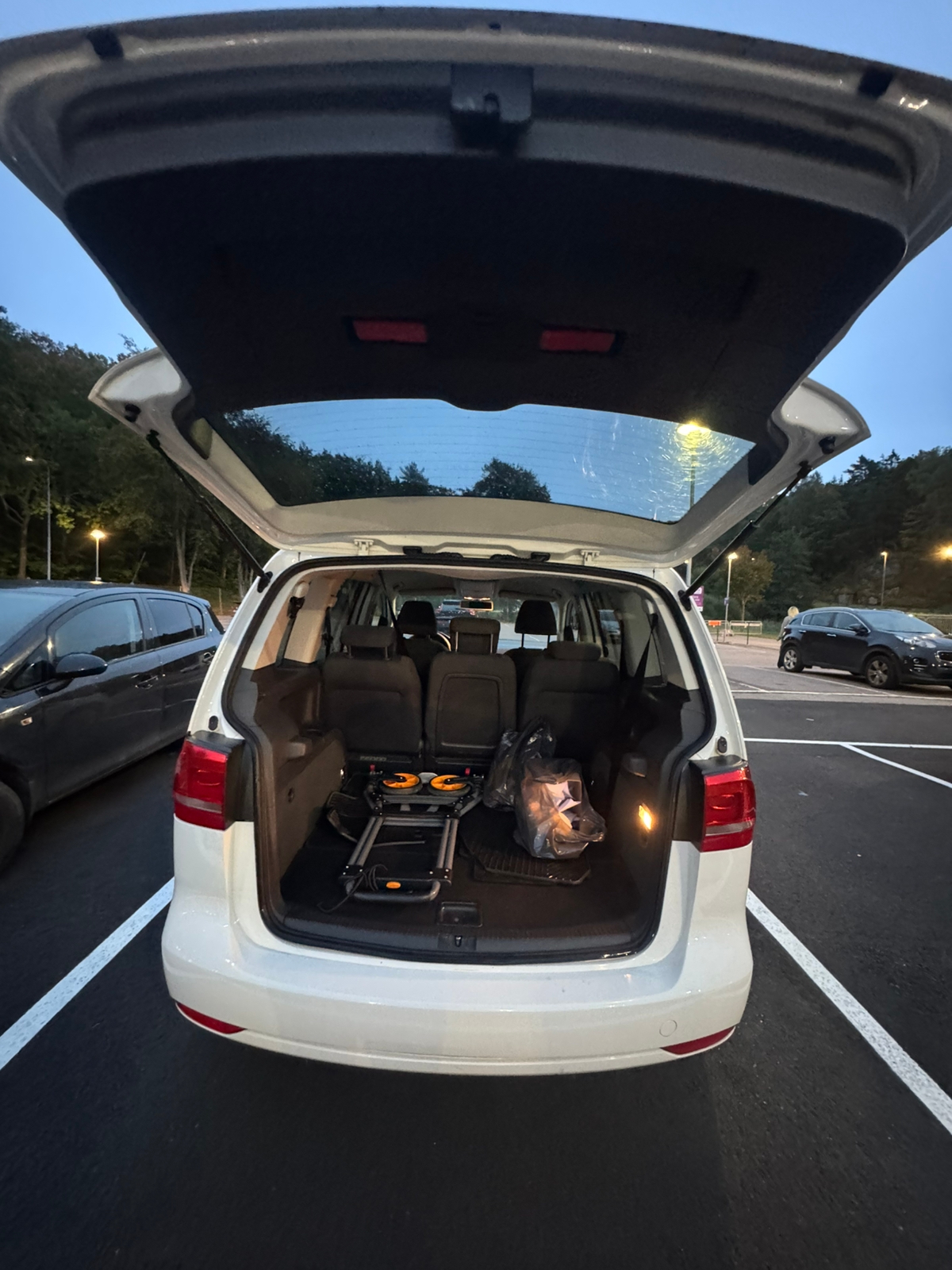 Volkswagen Touran 2012, bild 7/8
