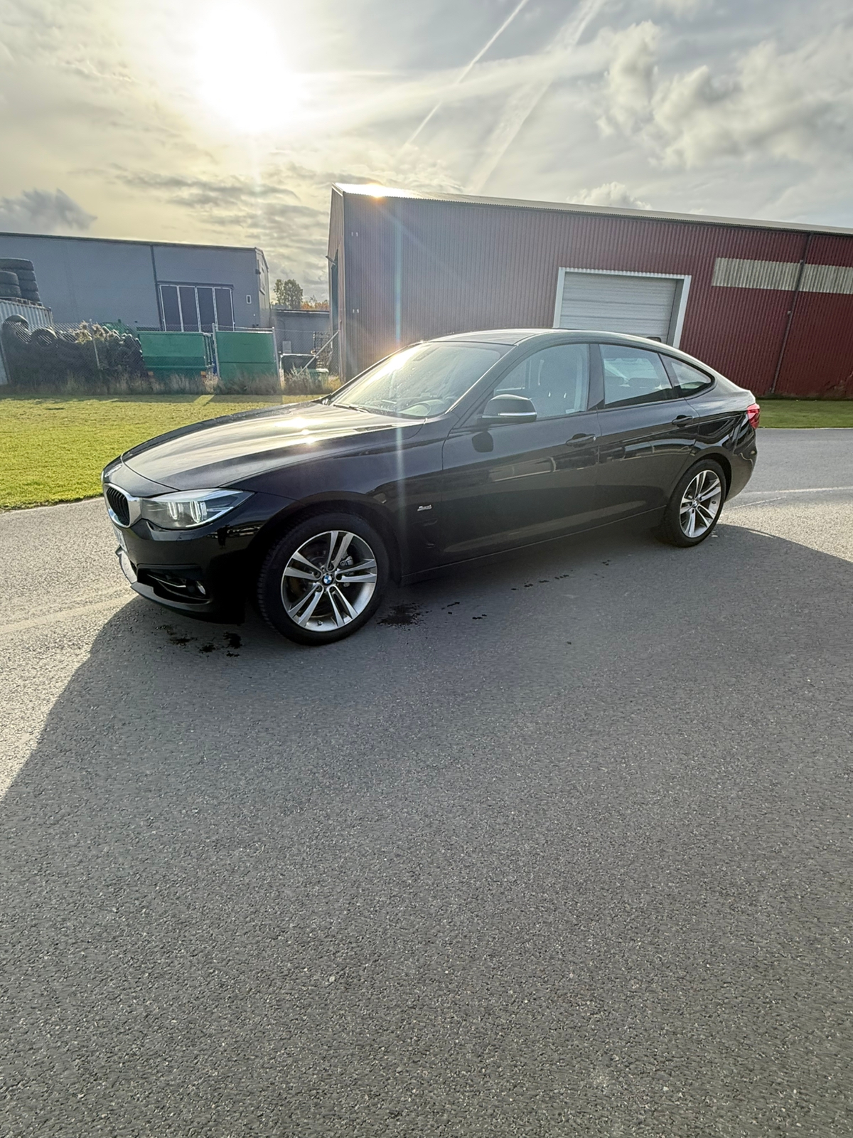 BMW 320d 2018, bild 2/3
