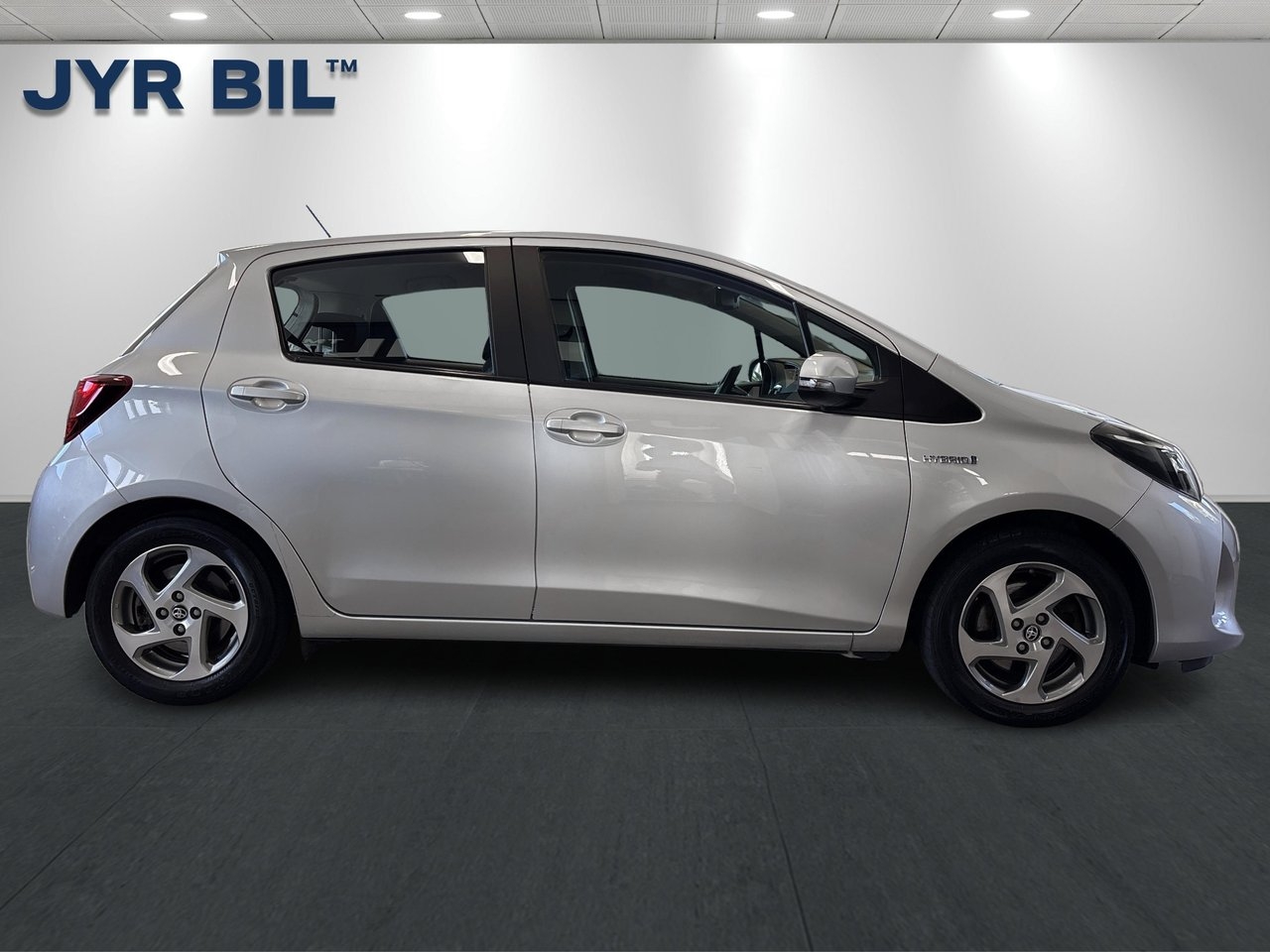 Toyota Yaris Hybrid e-CVT 101hk Active 2016, bild 2/10