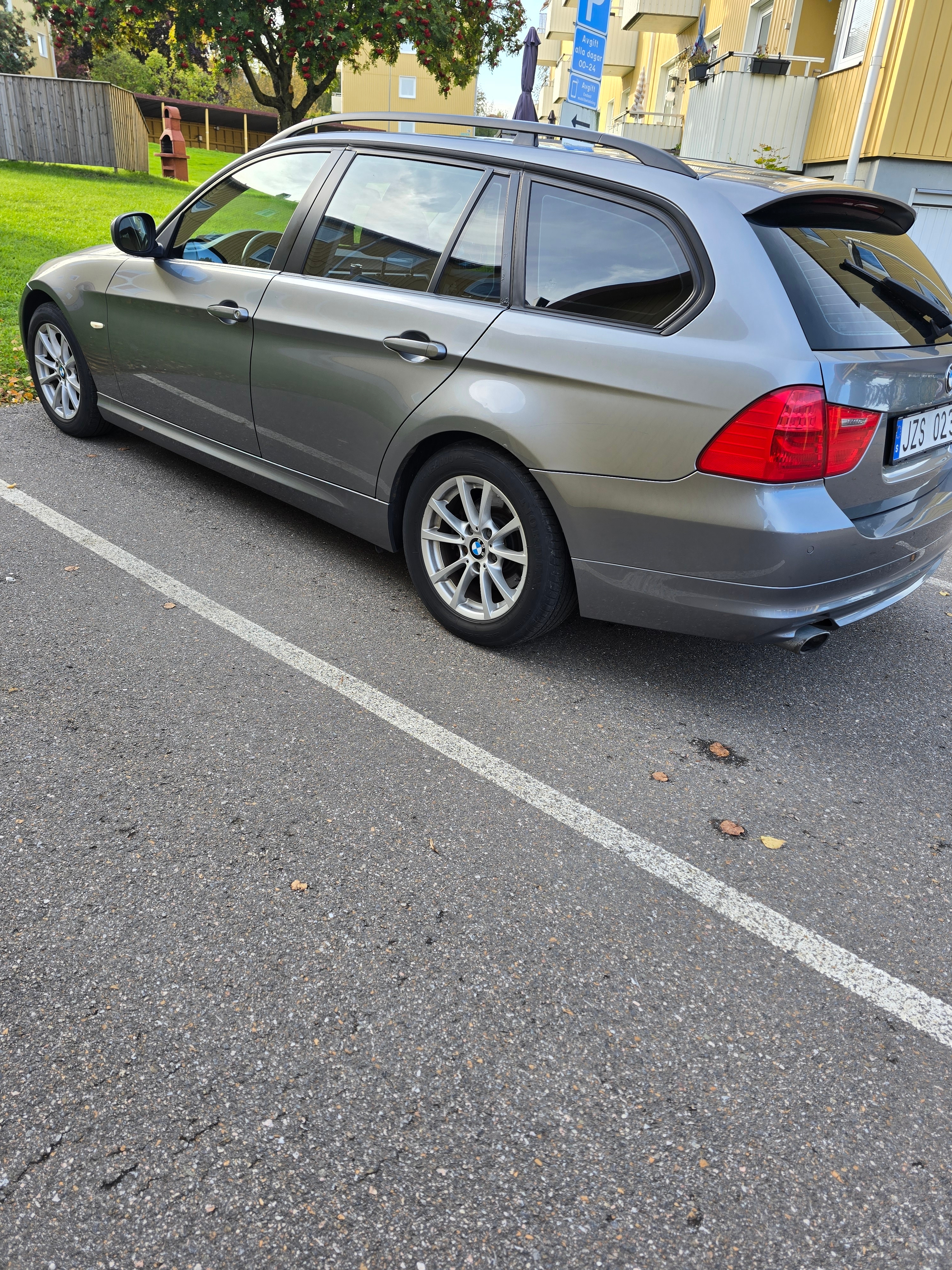 BMW 320d 2010, photo 2/4