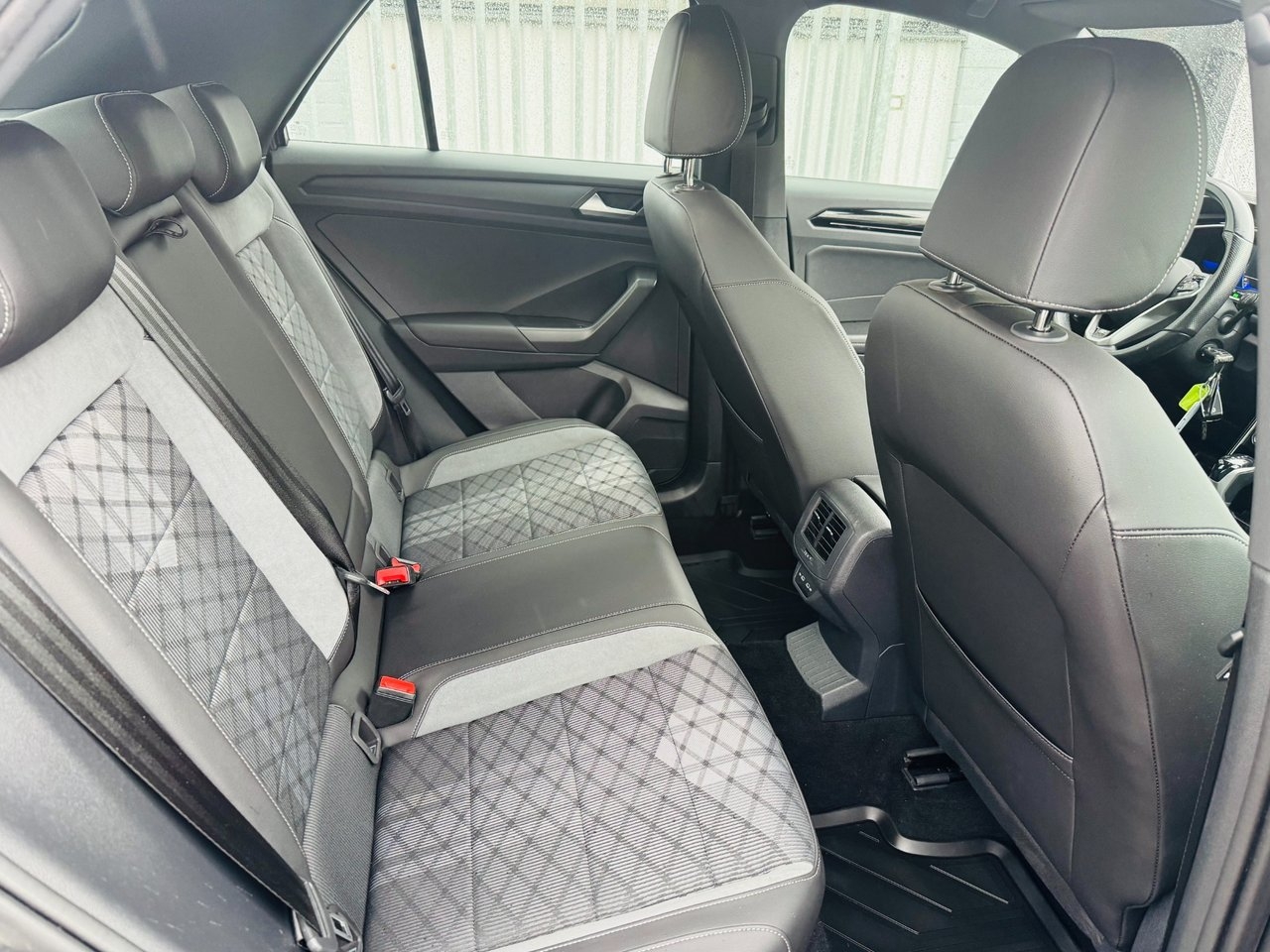 Volkswagen T-Roc 2.0 TDI SCR R-Line 2022, photo 6/10