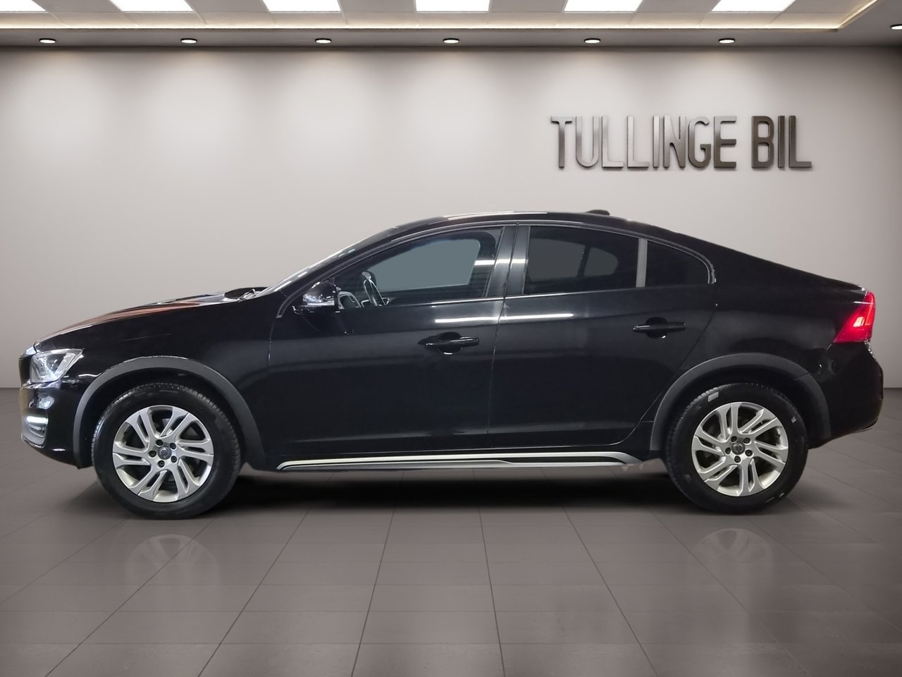 Volvo S60 Cross Country D4 Plus Classic 2018, photo 2/10