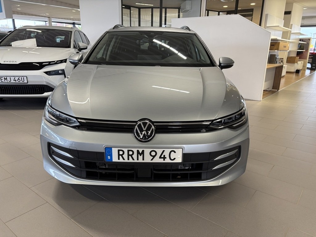 Volkswagen Golf 1.5 eTSI Life 2025, kuva 2/8
