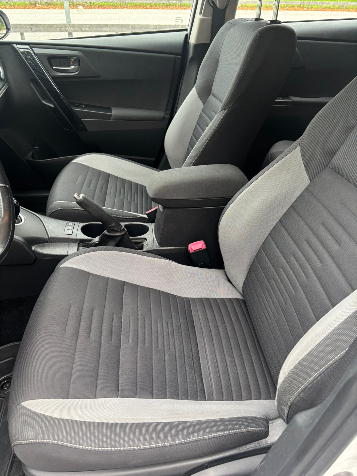 Toyota Auris Hybrid e-CVT 2016, bild 6/10