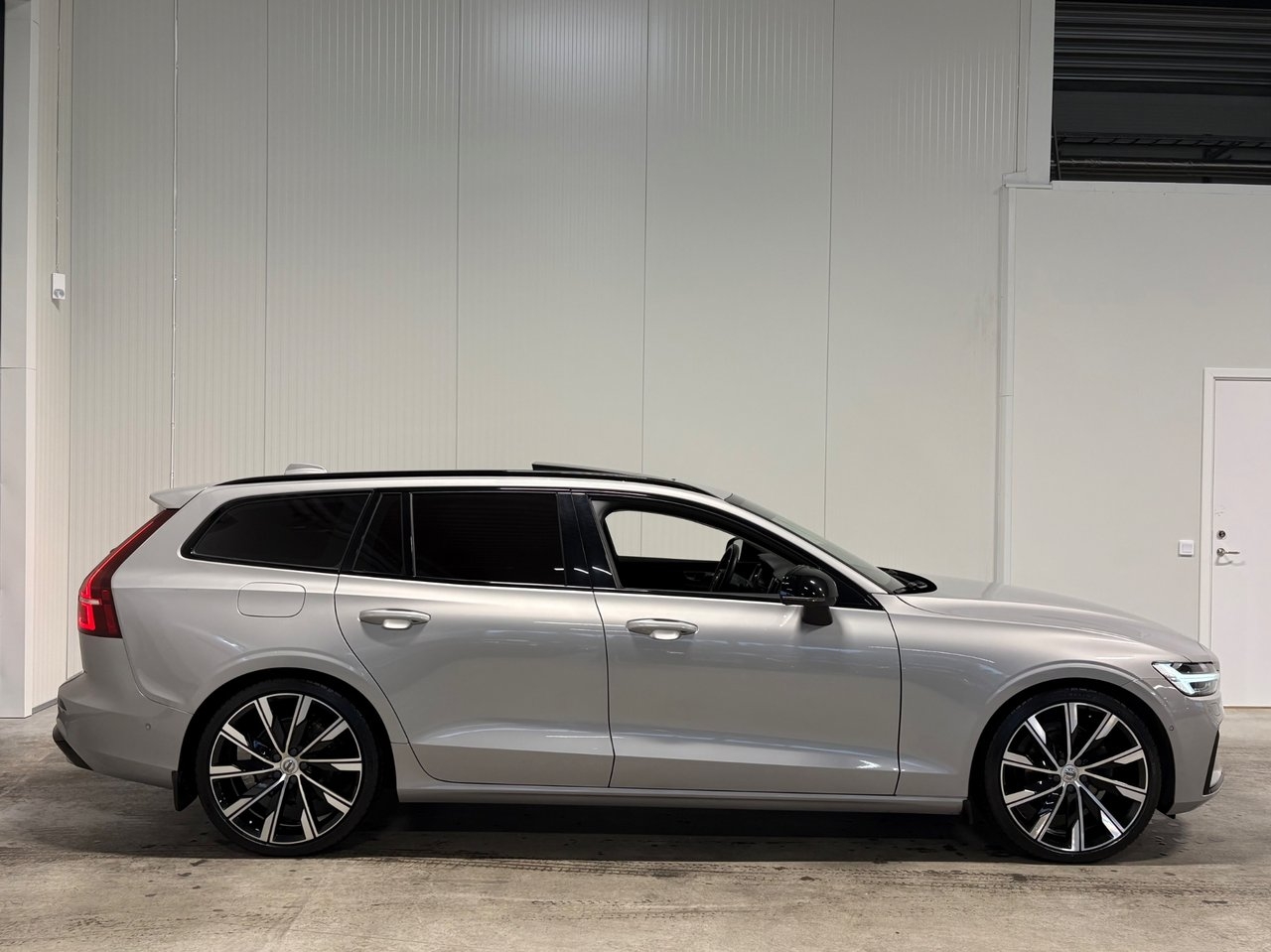 Volvo V60 B4 Diesel Ultimate Dark 2023, kuva 2/10