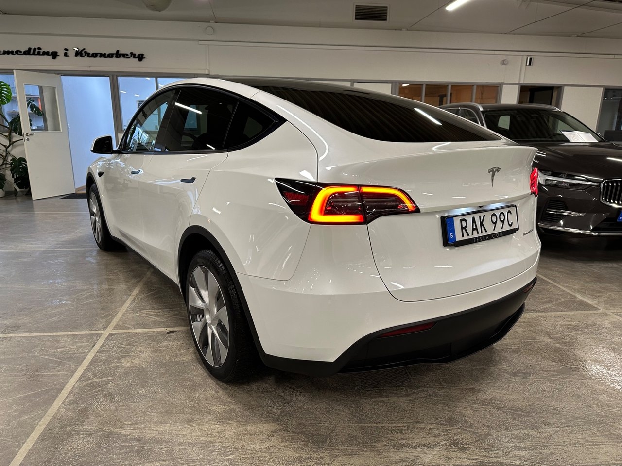 Tesla Model Y 2023, bild 4/5