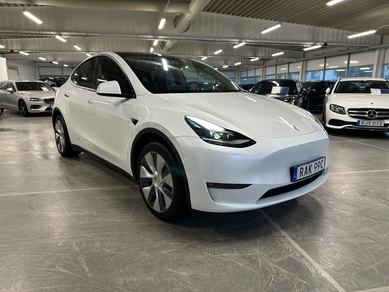 Tesla Model Y 2023, bild 2/5