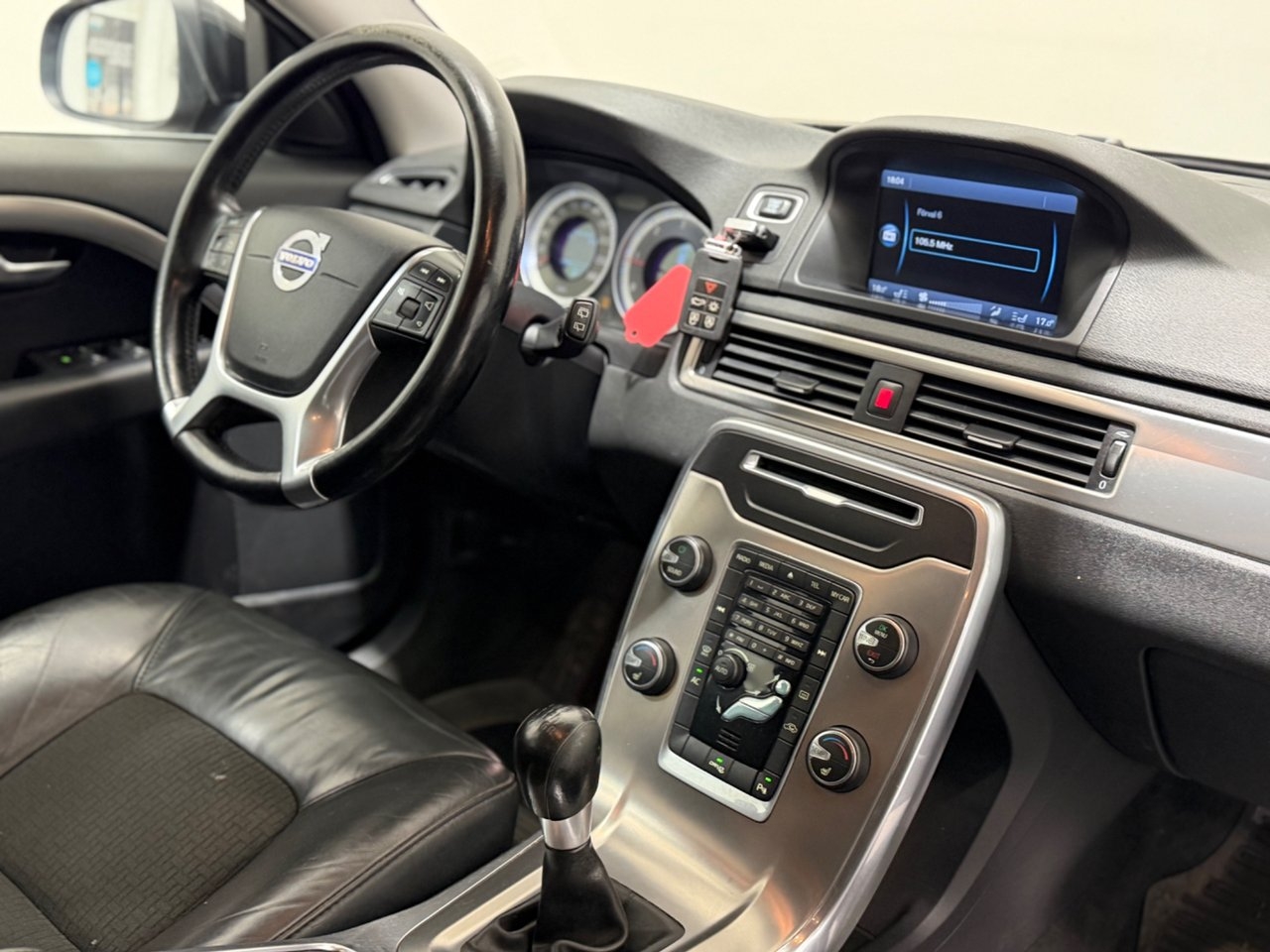 Volvo V70 Momentum 2012, kuva 2/10
