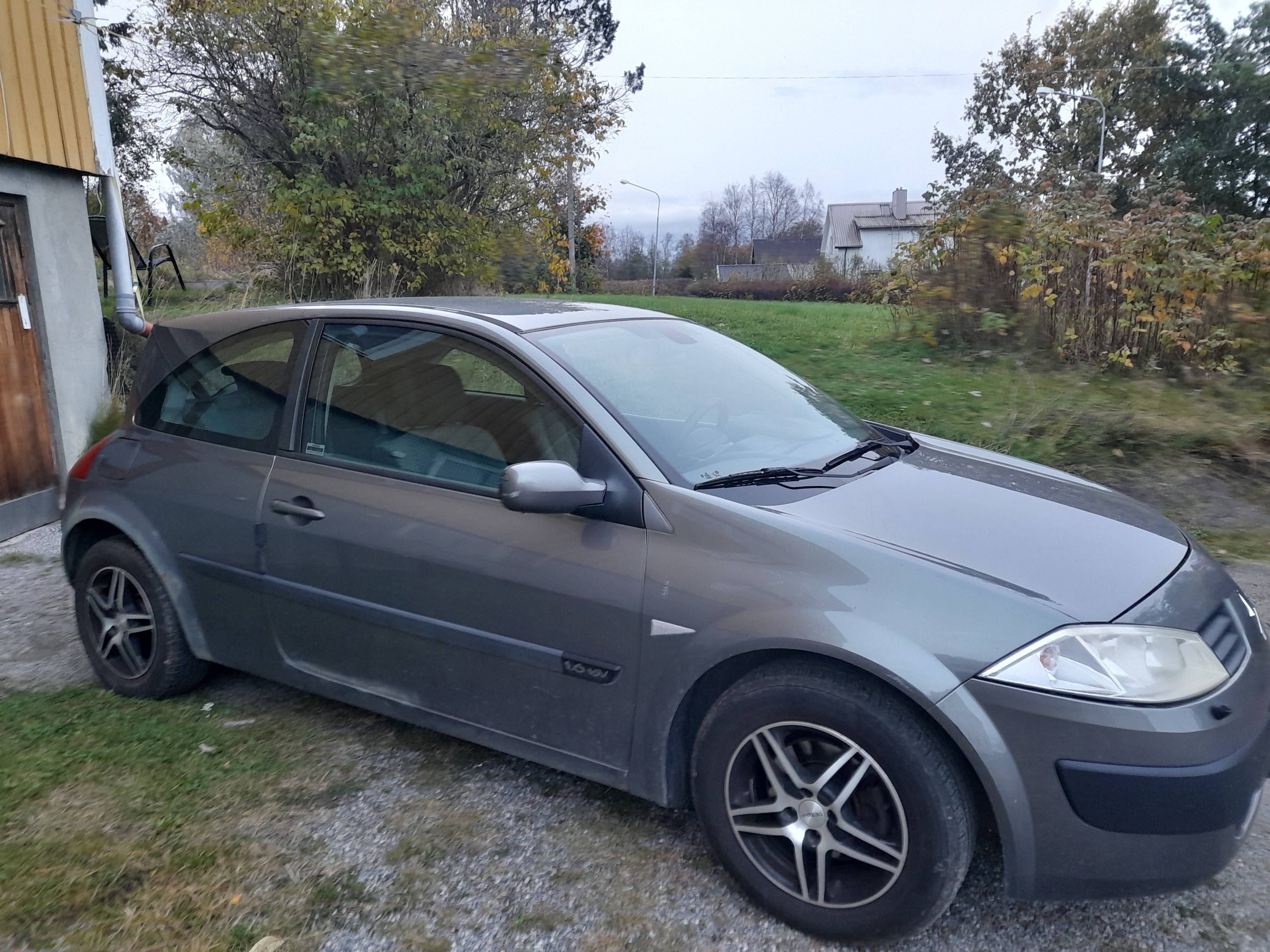 Renault Megane II 3-dörrar 1.6 Manuell 2004, bild 2/4
