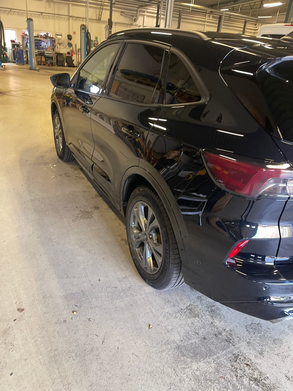 Ford Kuga Plug-In Hybrid E-CVT 2022, bild 3/6