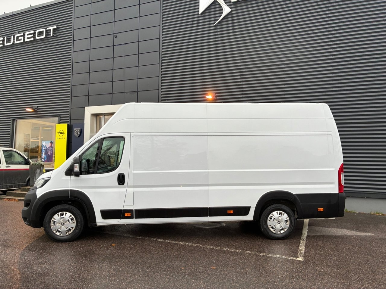 Peugeot Boxer 435 2.2 BlueHDi 165 Pro 2023, bild 2/10