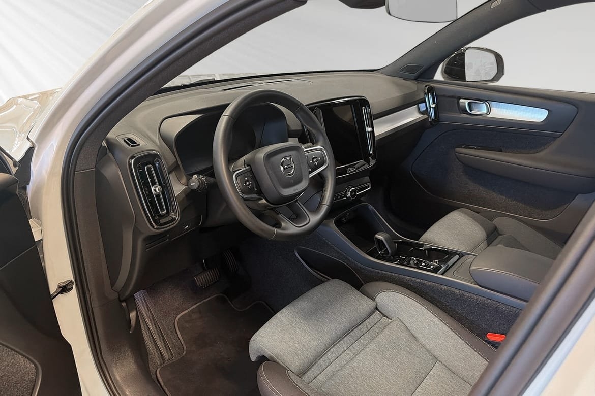 Volvo XC40 B4 Plus Dark 2026, photo 7/10
