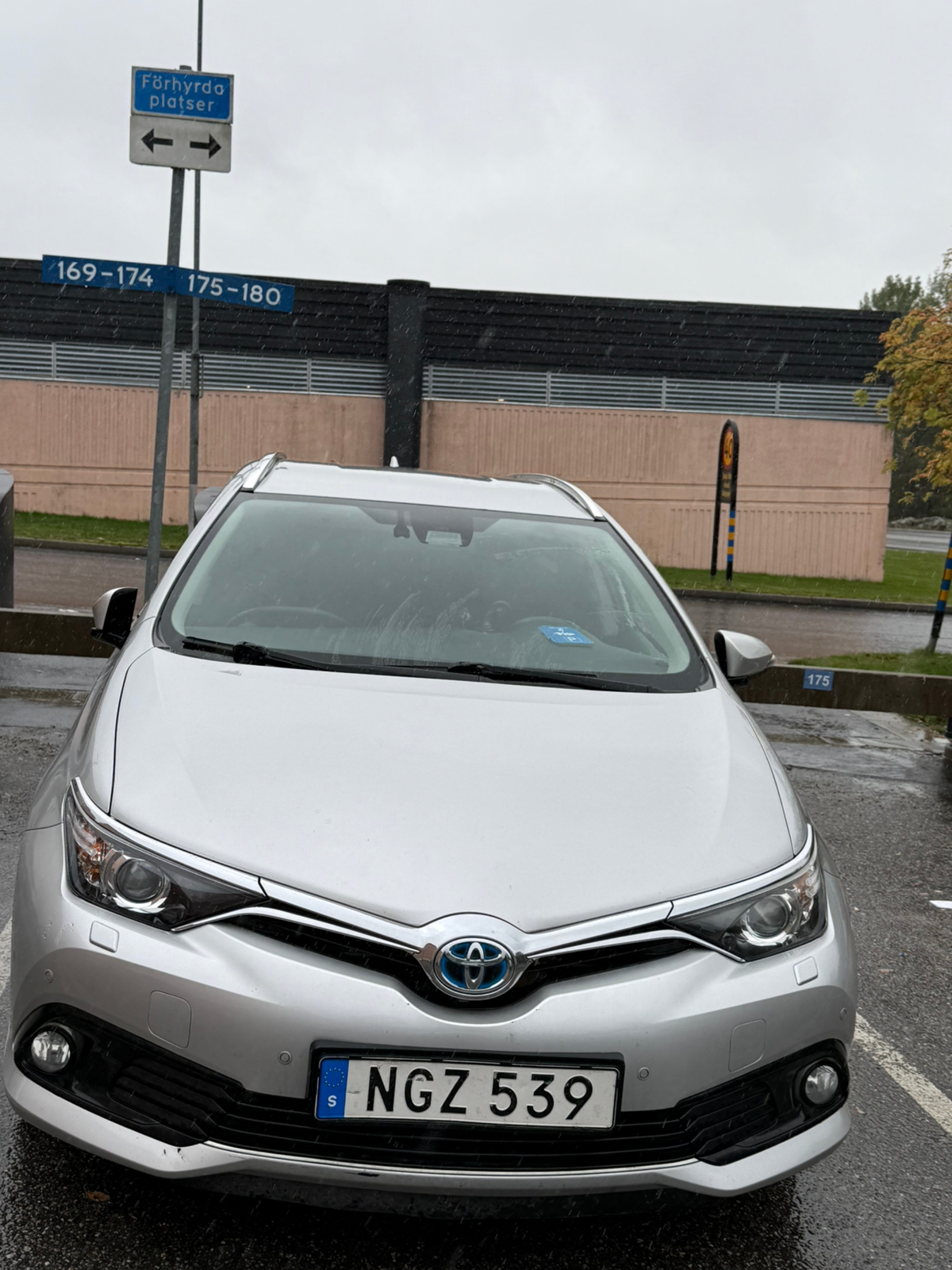 Toyota Auris Touring Sports Hybrid e-CVT 2016, bild 2/3