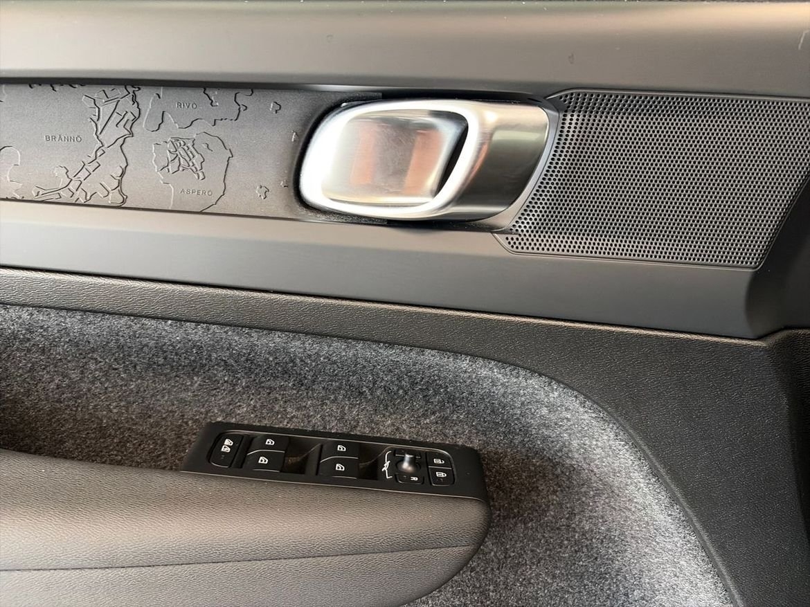 Volvo EX40 Extended Range Core 2025, photo 9/10