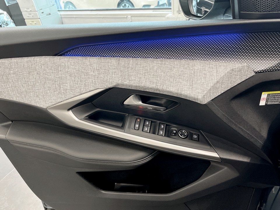 Peugeot 5008 1.2 Hybrid 145 GT 2025, photo 6/10