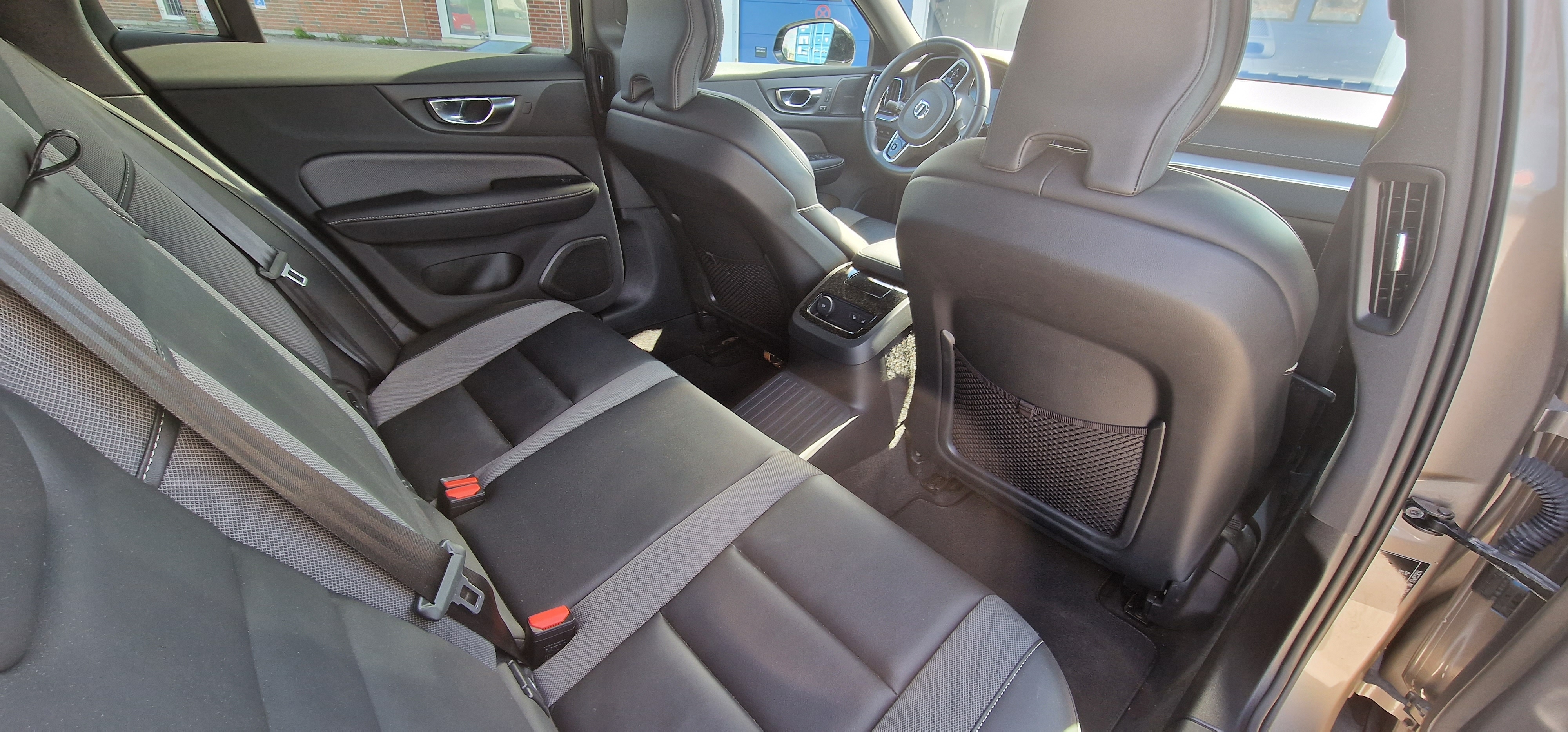 Volvo V60 T8 R Design 2022, photo 6/8