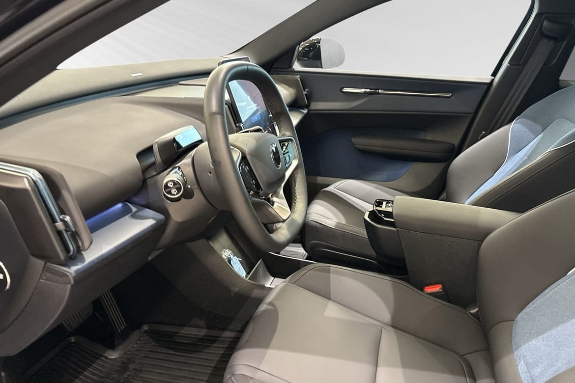 Volvo EX30 Extended Range Ultra Edition 2025, photo 7/10