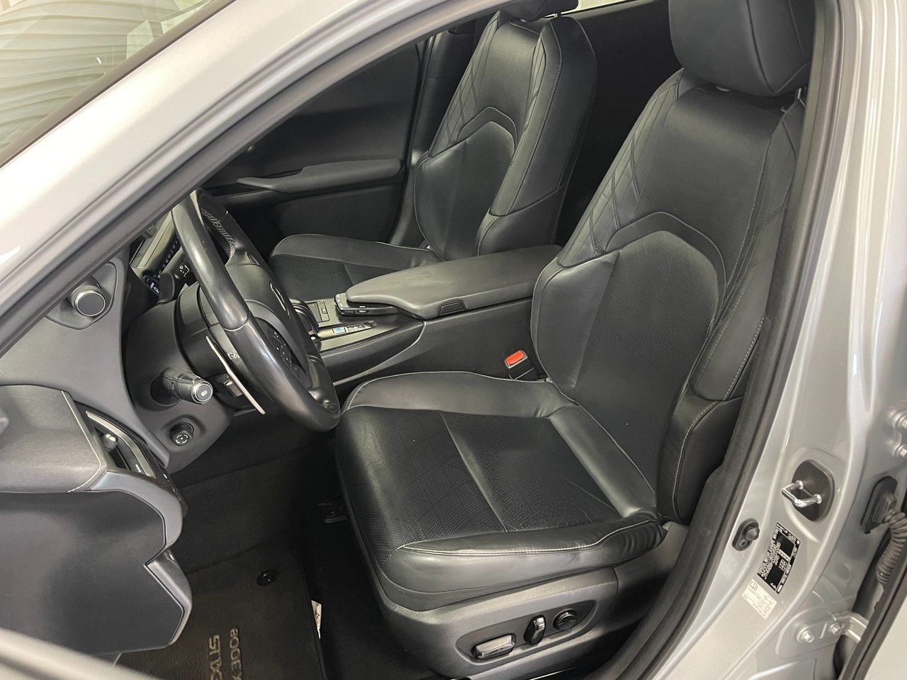 Lexus UX 2021, bild 6/20