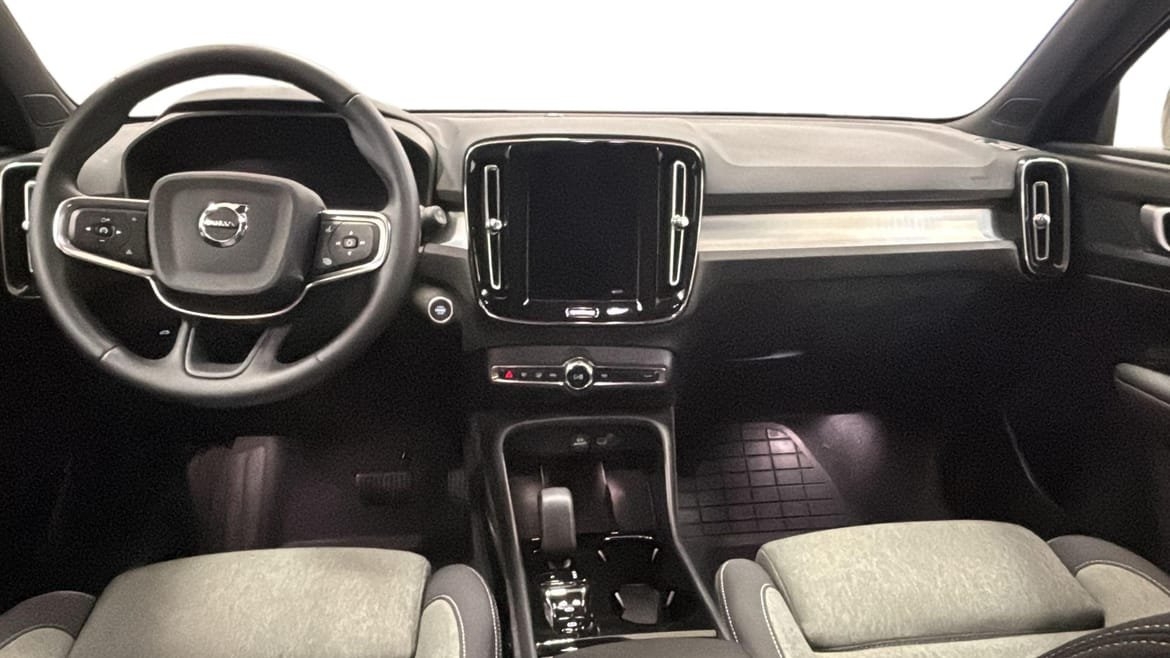 Volvo XC40 B4 Plus Dark 2026, photo 6/10