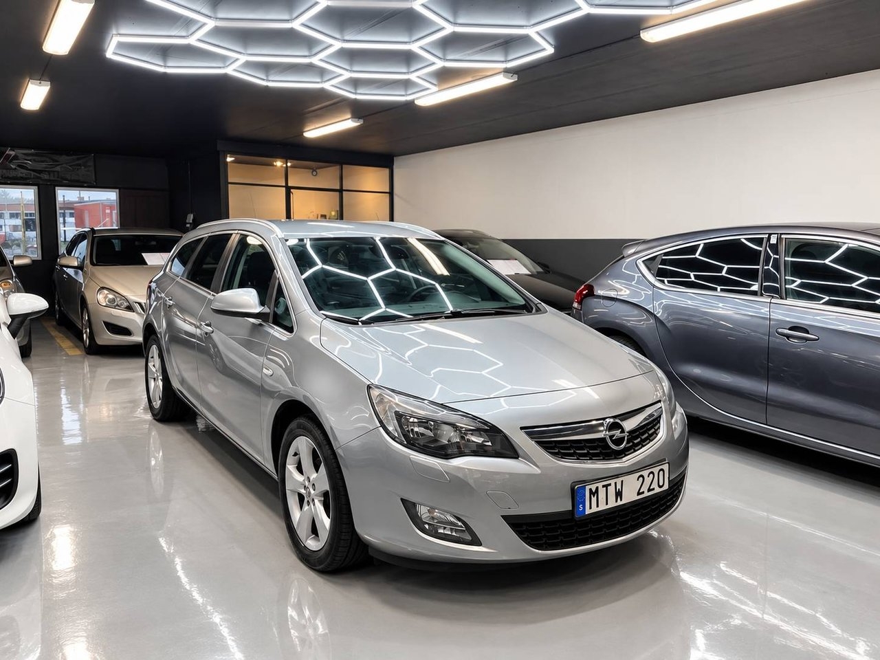 Opel Astra 1.4 Turbo Enjoy 2012, bild 2/10