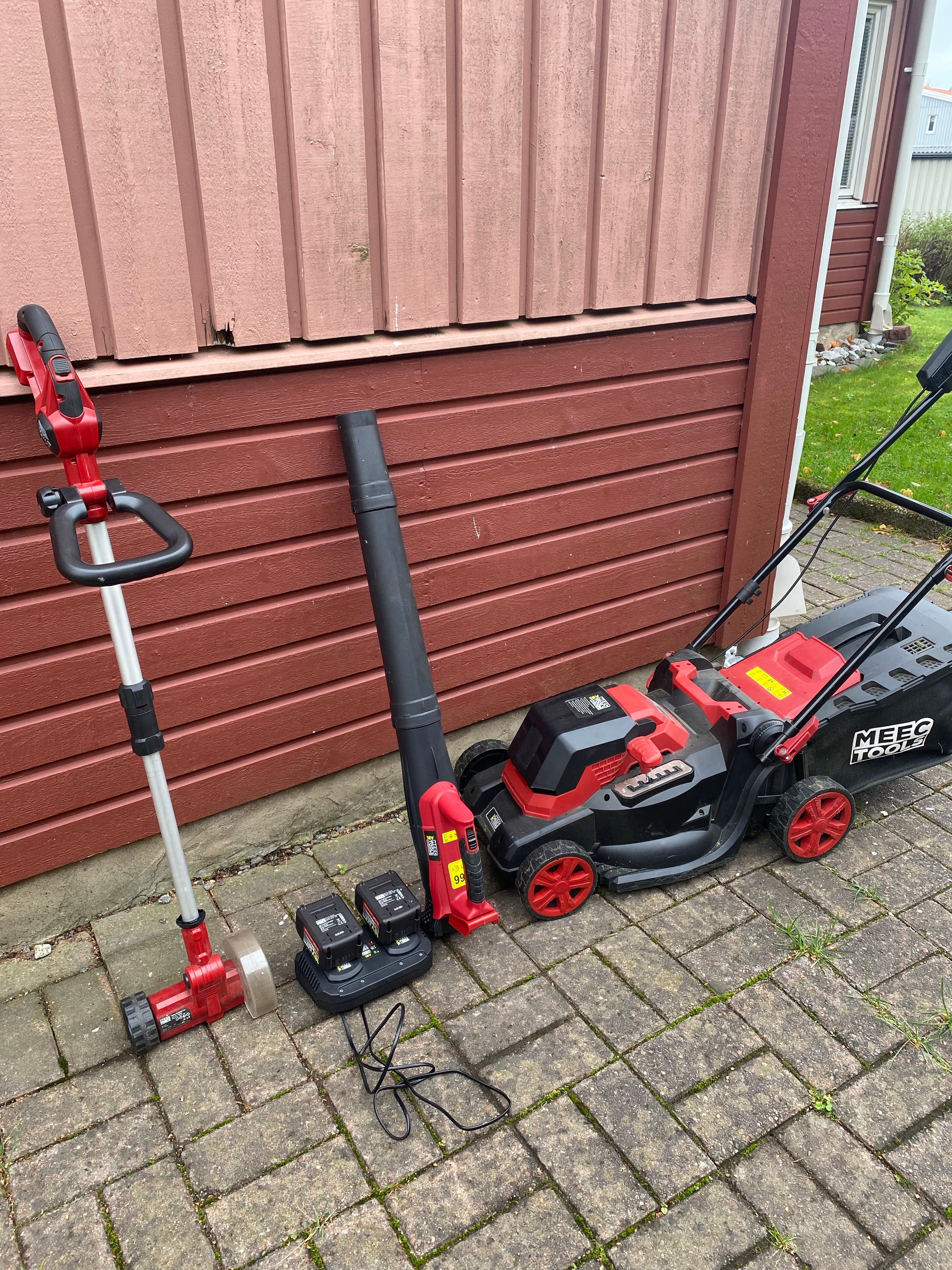 Batteridriven gräsklippare, laddare samt lövblås och plattrensare