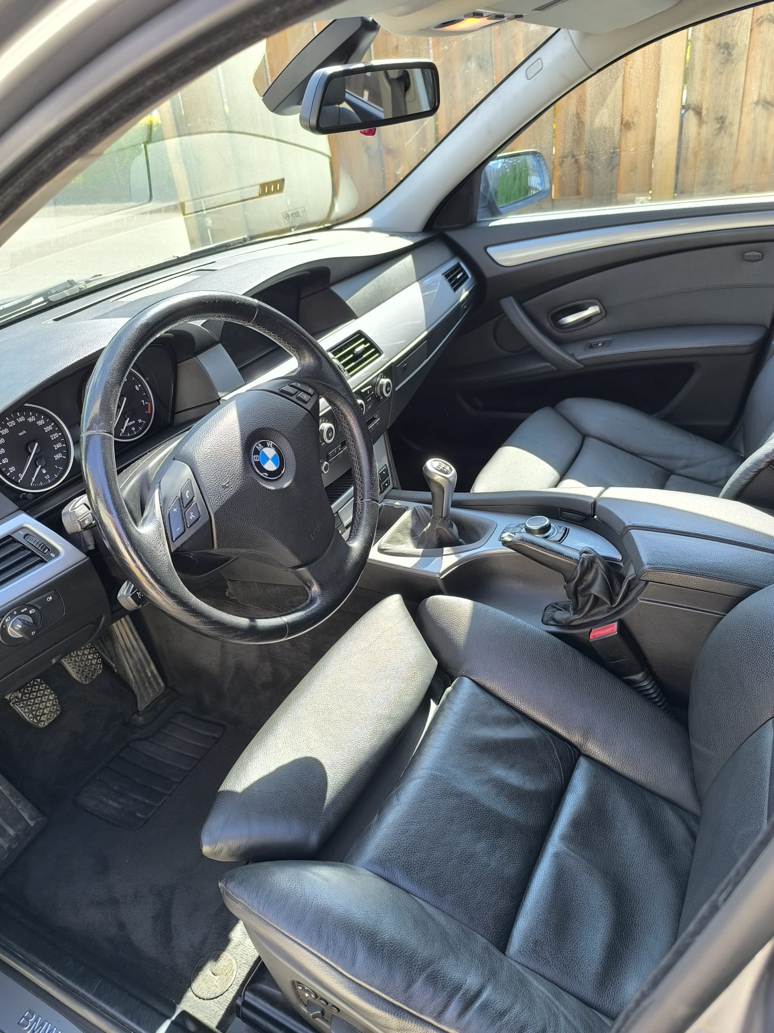 BMW 525i 2009, bild 2/4