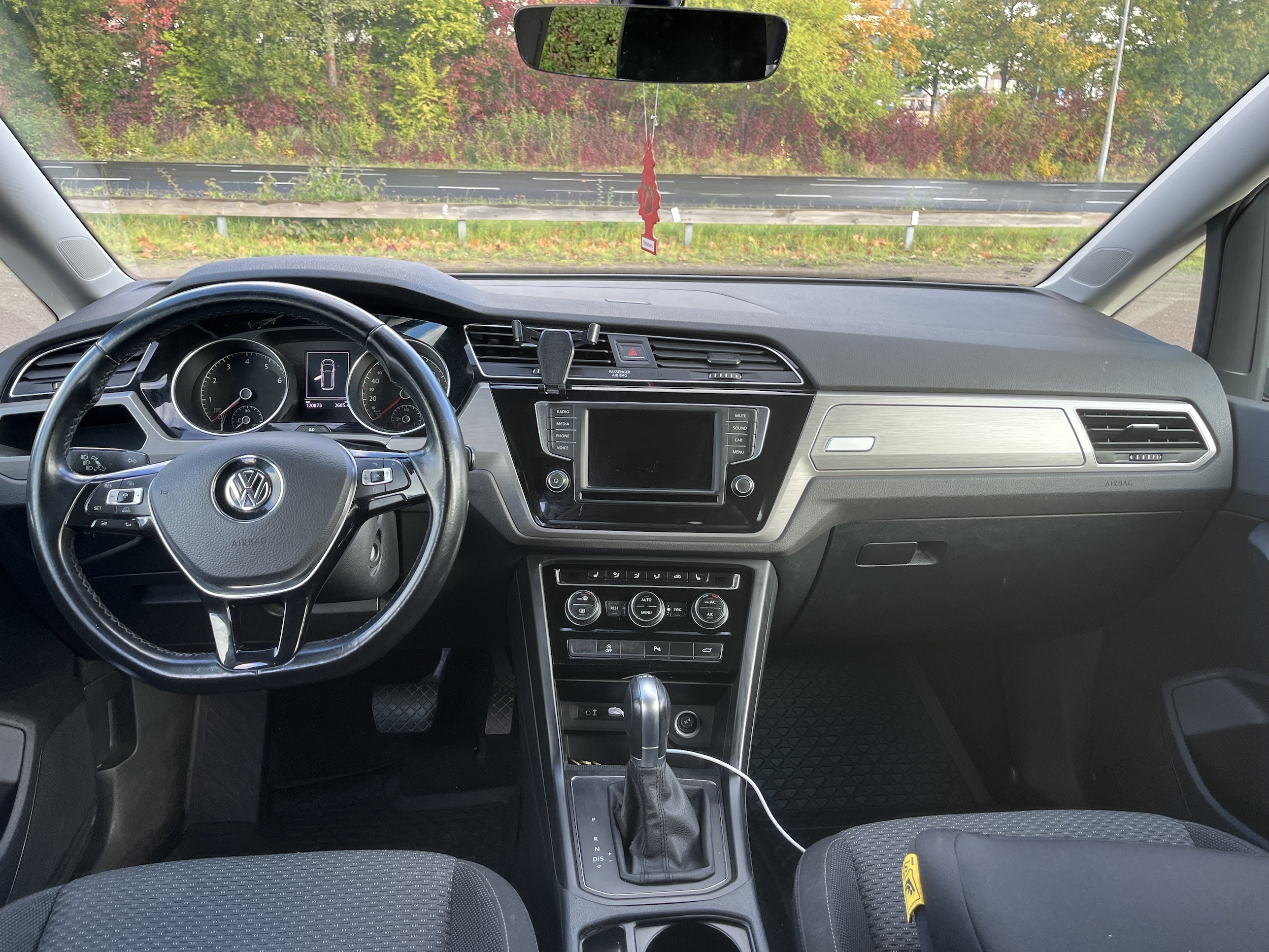Volkswagen Touran 1.4 TSI R-Line 2017, kuva 3/4