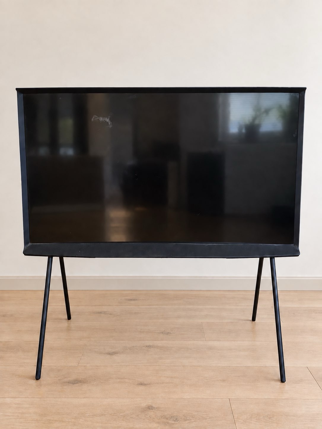 Samsung Serif TV med stativ svart