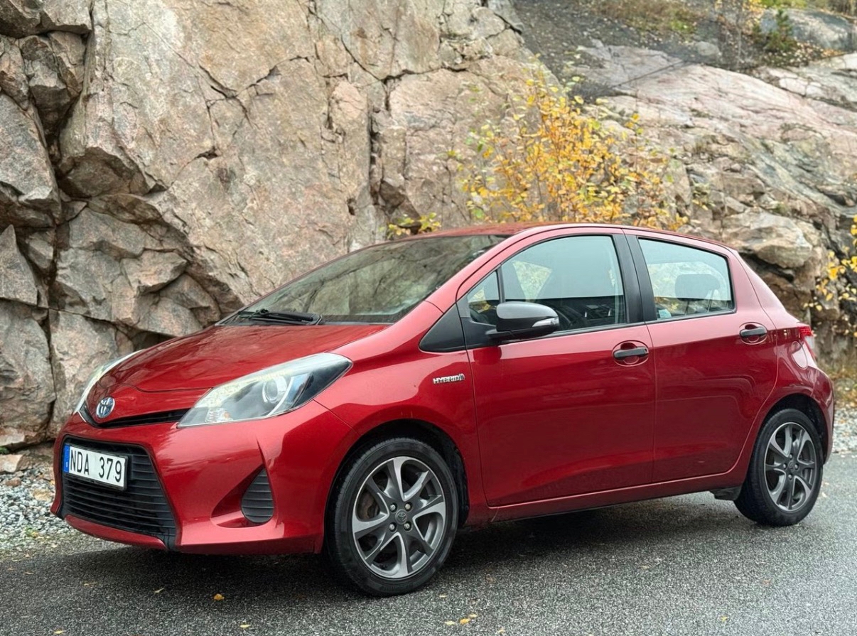 Toyota Yaris Hybrid e-CVT 2012, bild 2/10