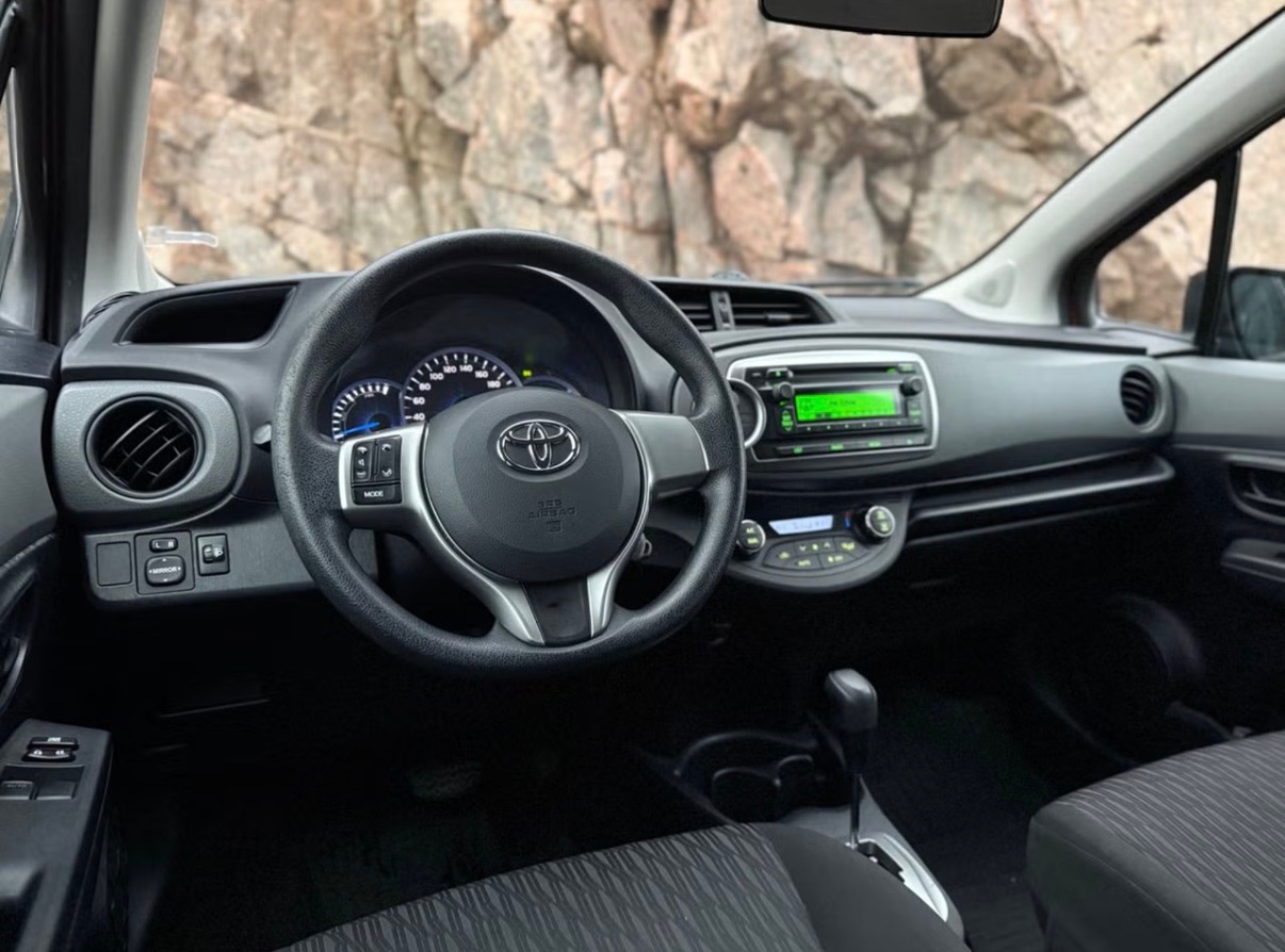 Toyota Yaris Hybrid e-CVT 2012, bild 7/10