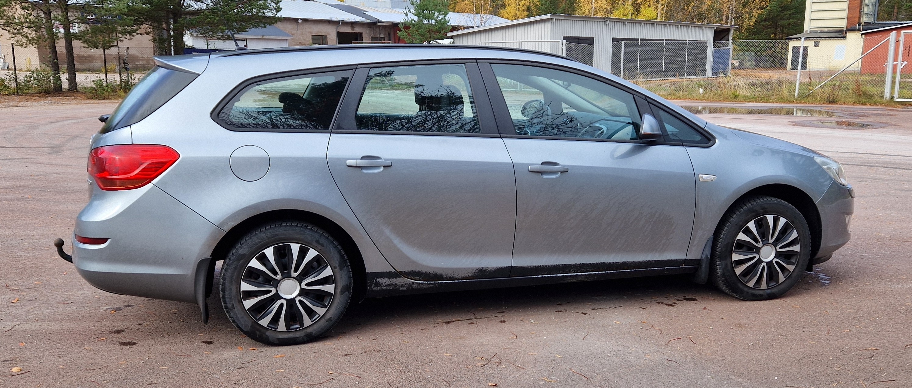Opel Astra 1.4 Turbo 2011, bild 2/5