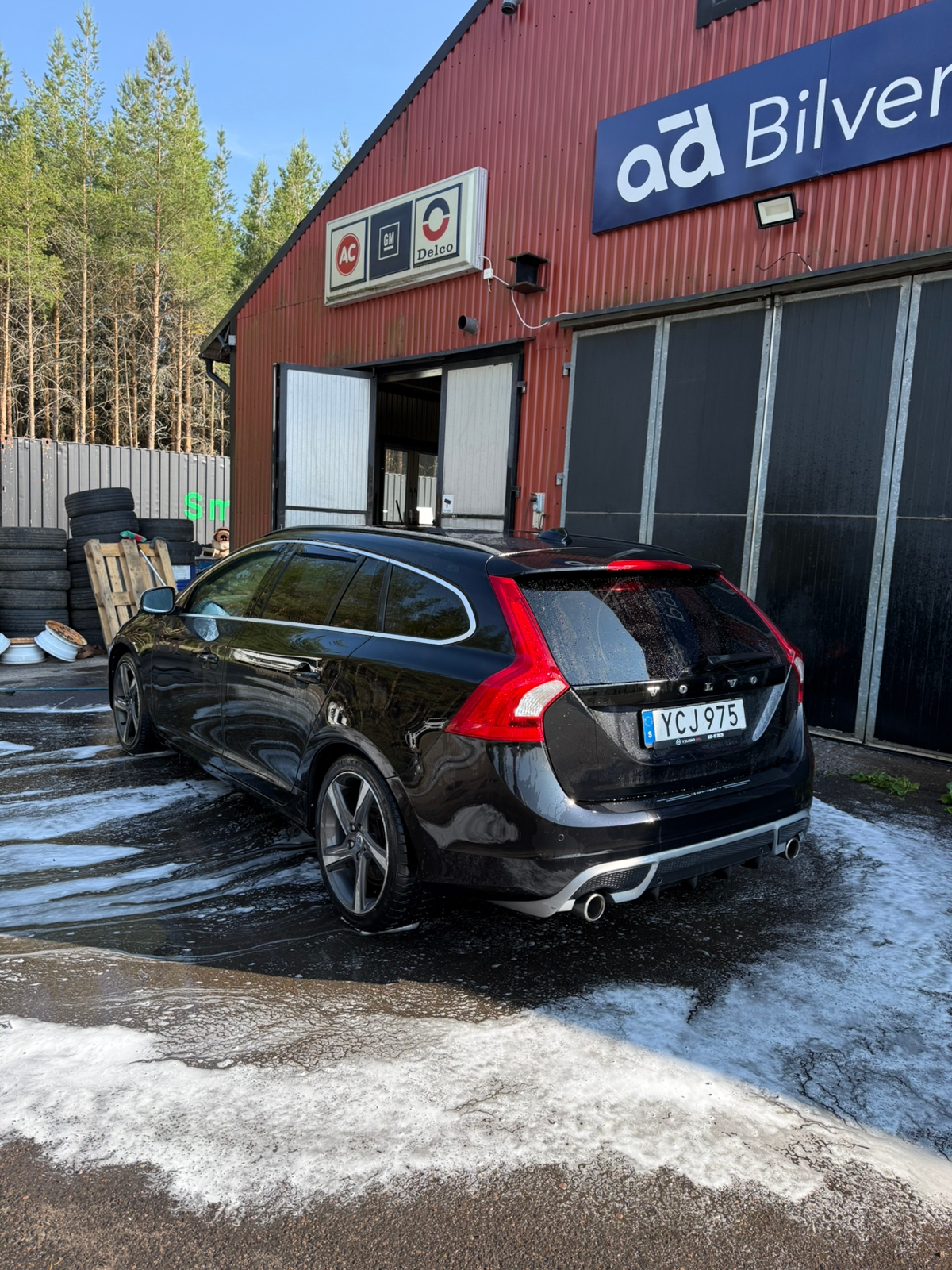 Volvo V60 R Design 2013, photo 2/2