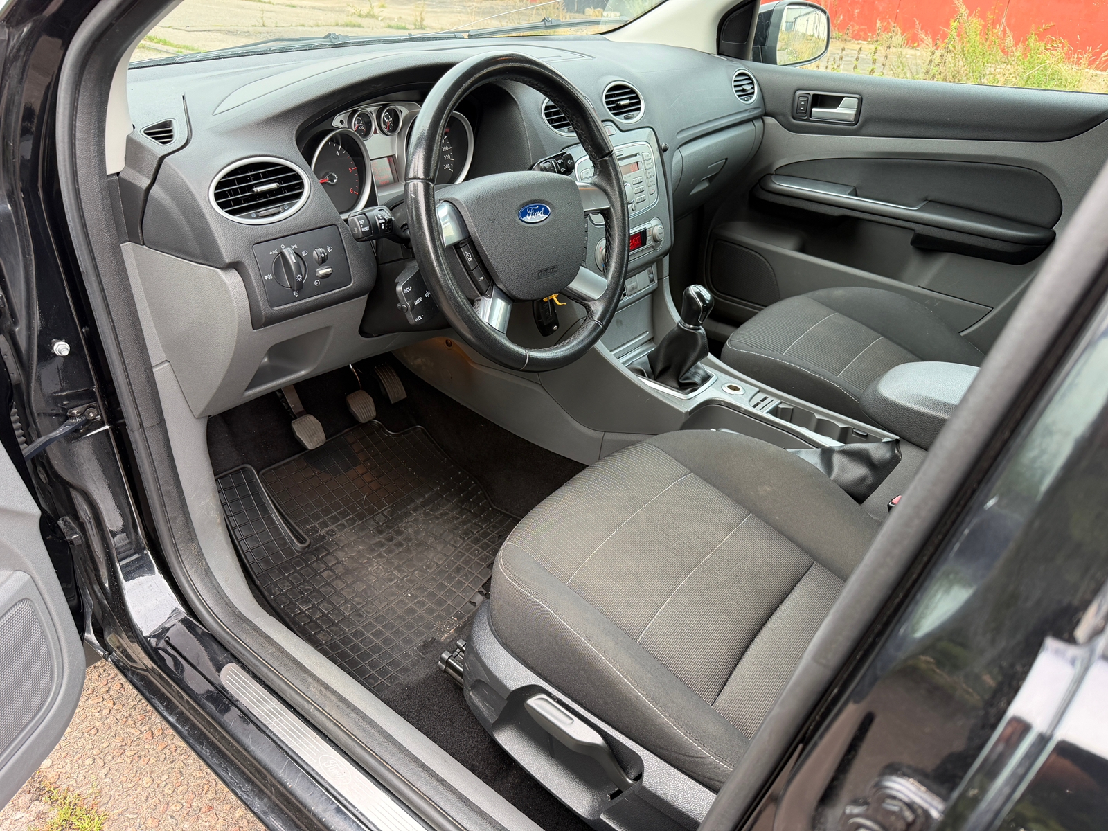 Ford Focus Kombi 1.6 TDCi Manuell 2010, bild 5/7