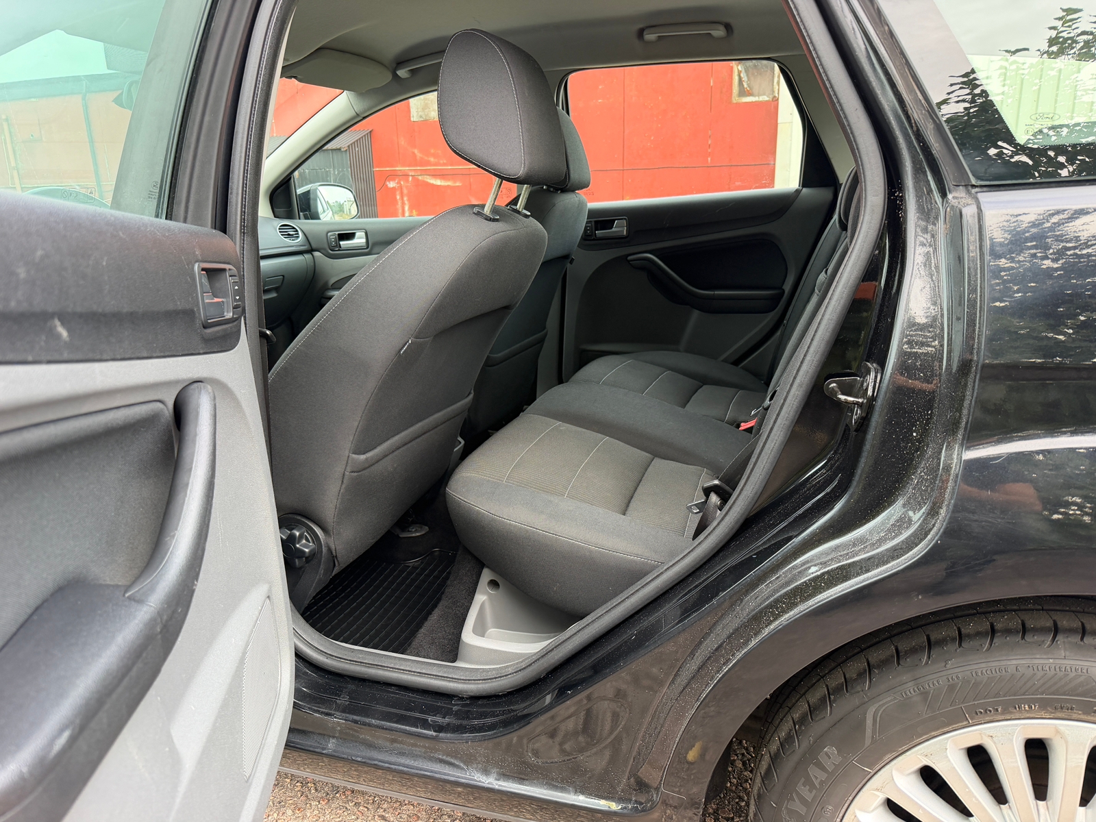 Ford Focus Kombi 1.6 TDCi Manuell 2010, bild 6/7