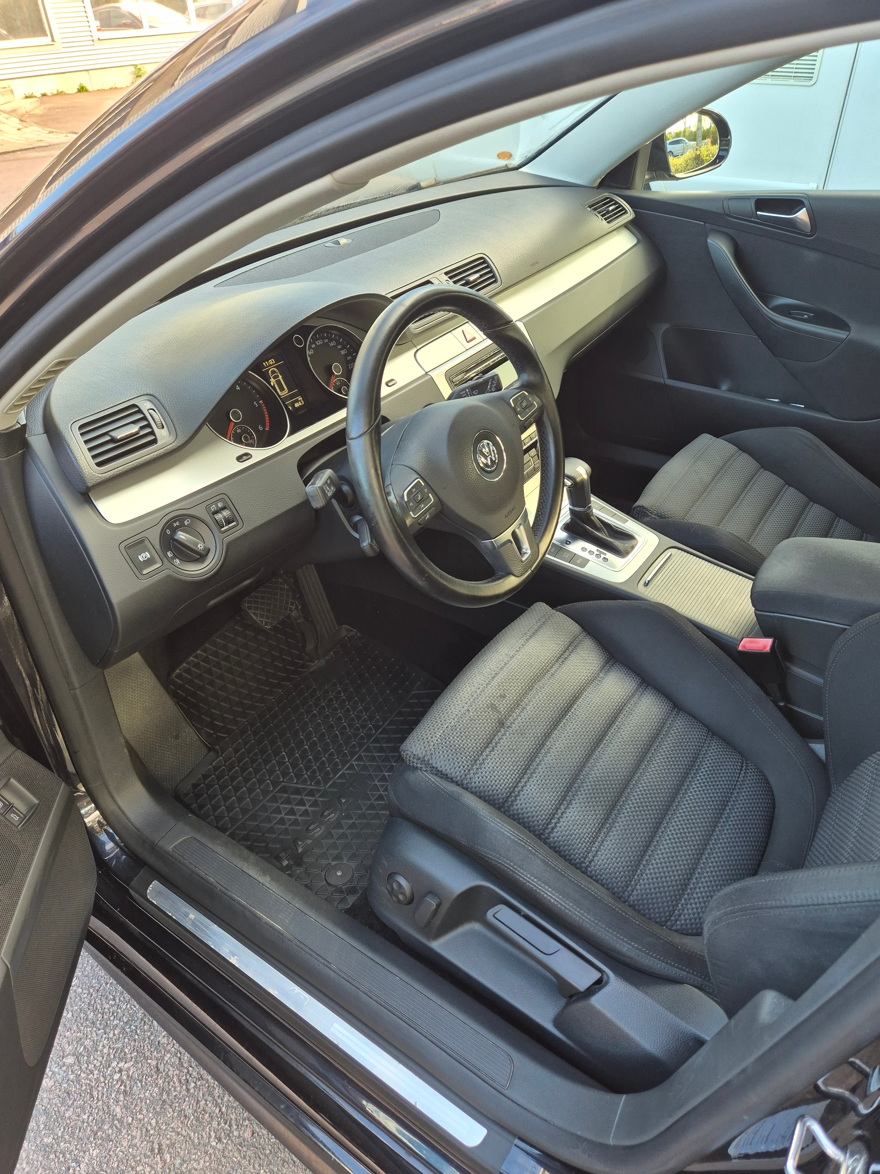 Volkswagen Passat 2.0 TDI DPF R-Line 2010, bild 3/8