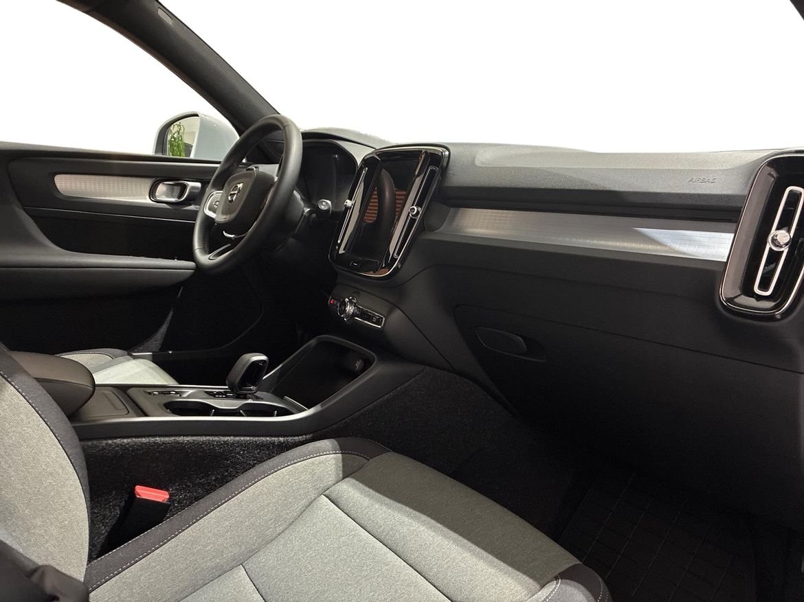 Volvo XC40 B4 2022, photo 4/17