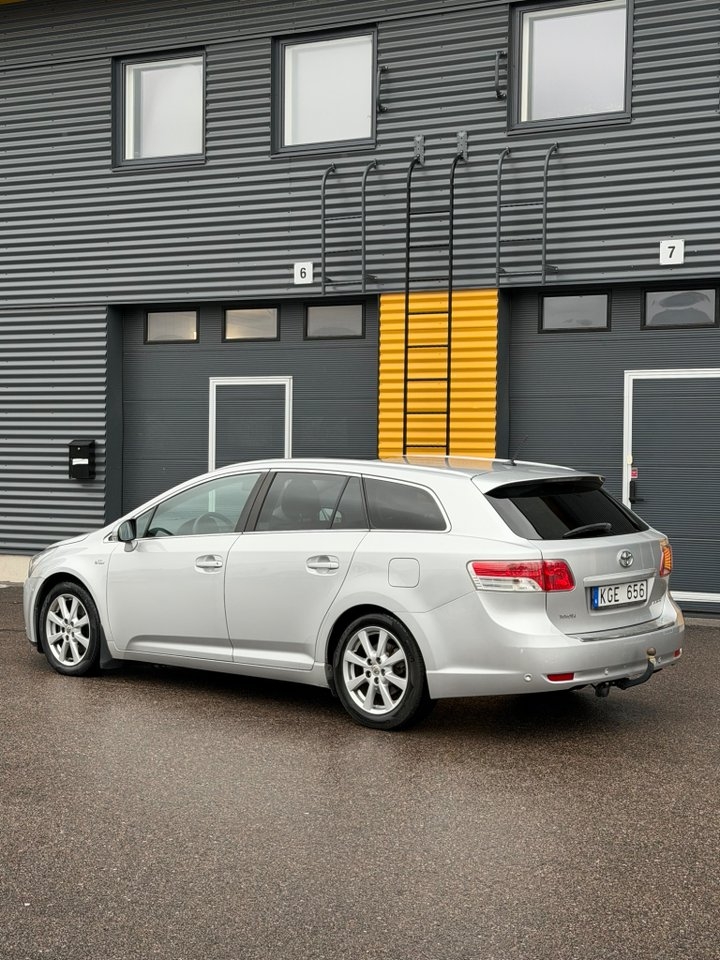 Toyota Avensis 2.2 D-4D 2010, bild 3/10